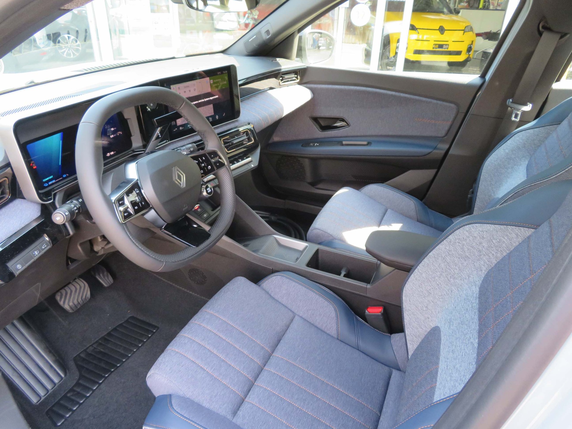 RENAULT R4 E-Tech Comfort Range techno-image-9