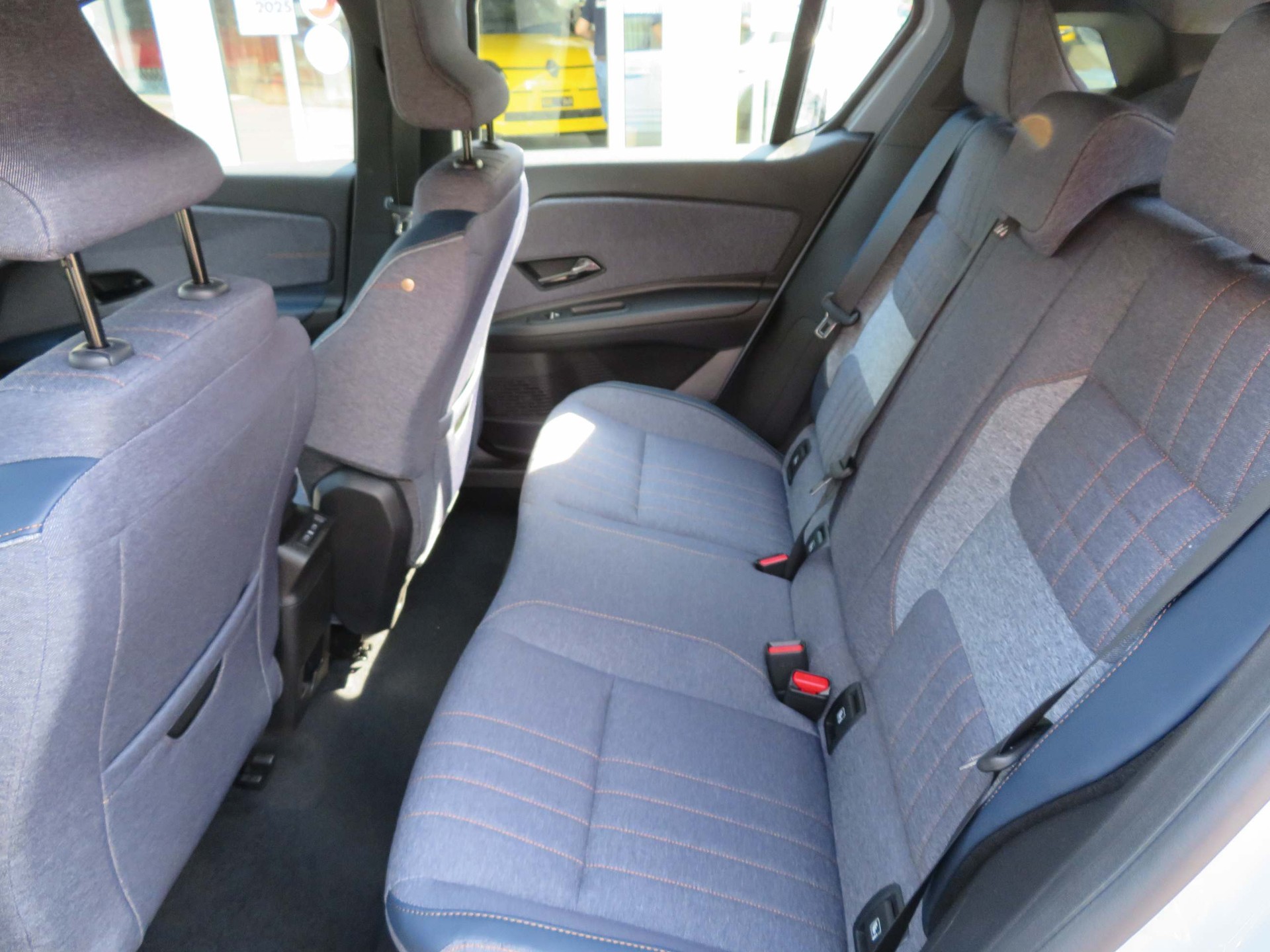 RENAULT R4 E-Tech Comfort Range techno-image-11