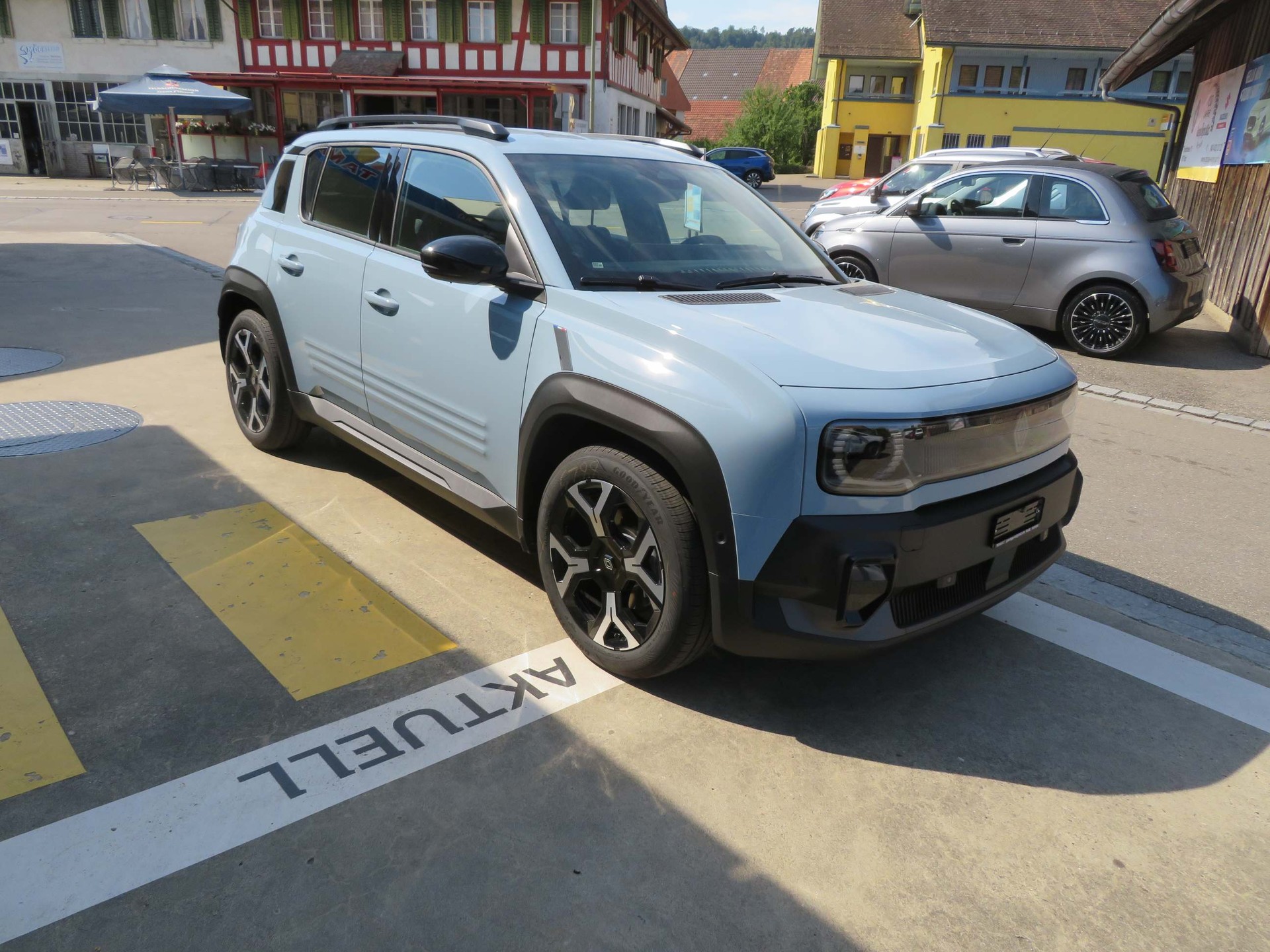 RENAULT R4 E-Tech Comfort Range techno-showroom-element-2