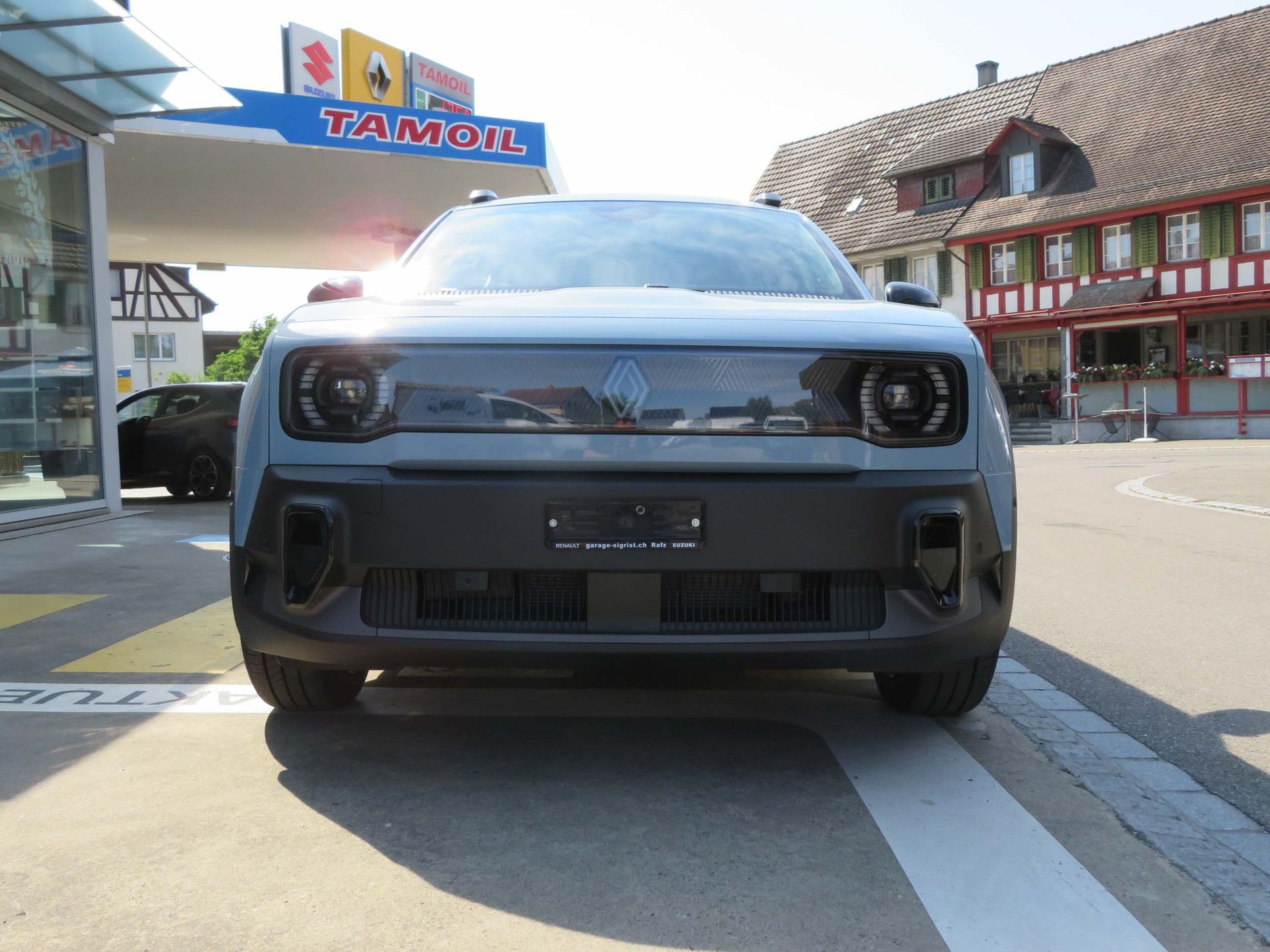 RENAULT R4 E-Tech Comfort Range techno-showroom-element-3