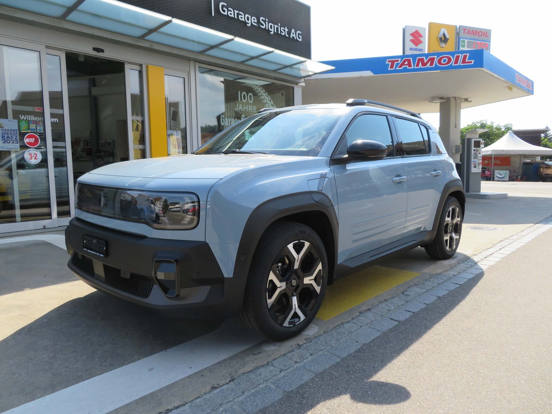 RENAULT R4 E-Tech Comfort Range techno-showroom-element-1