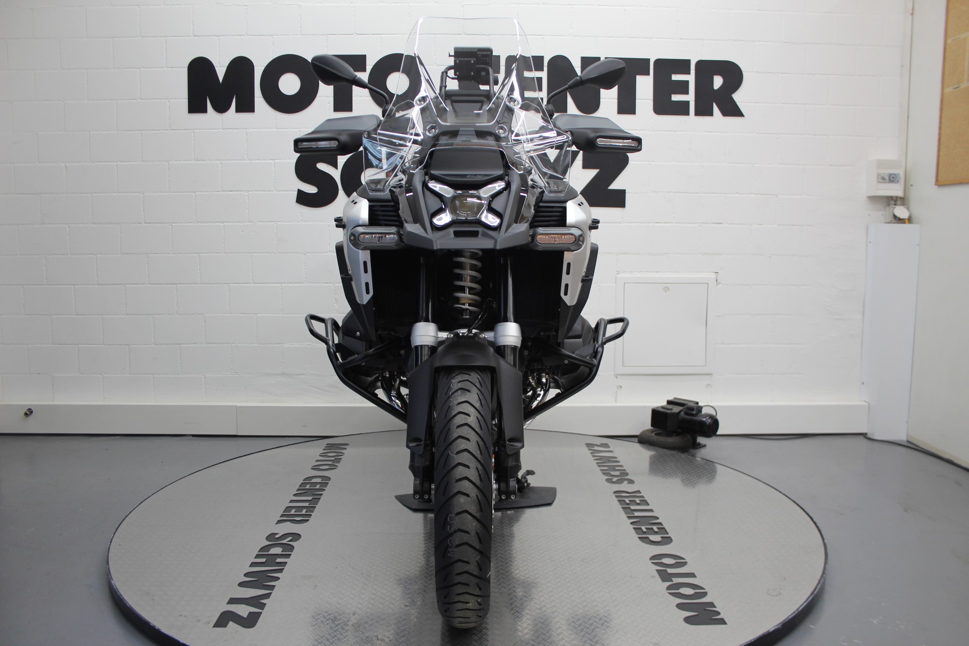 BMW R 1300 GS Adventure-image-2