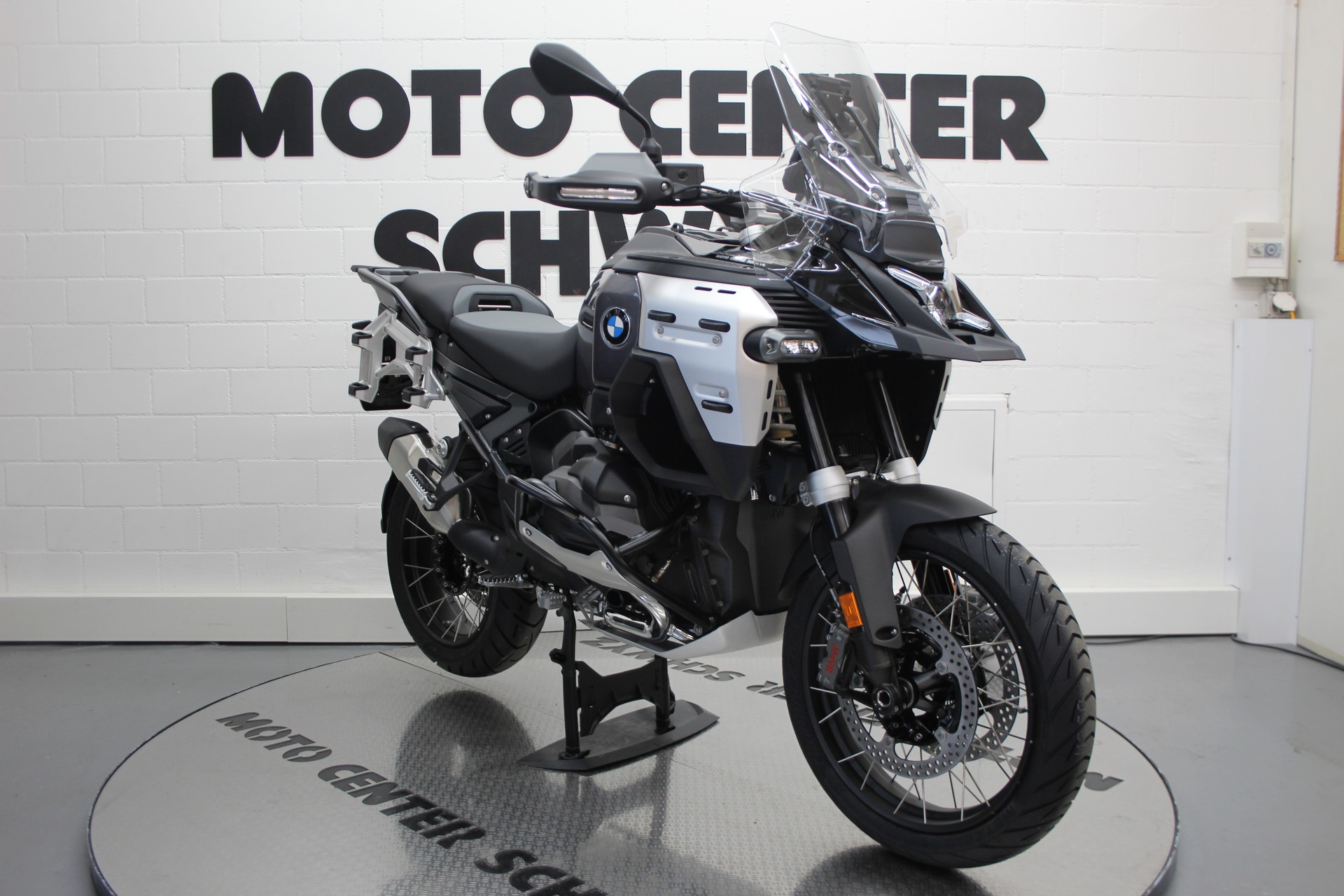 BMW R 1300 GS Adventure-image-1