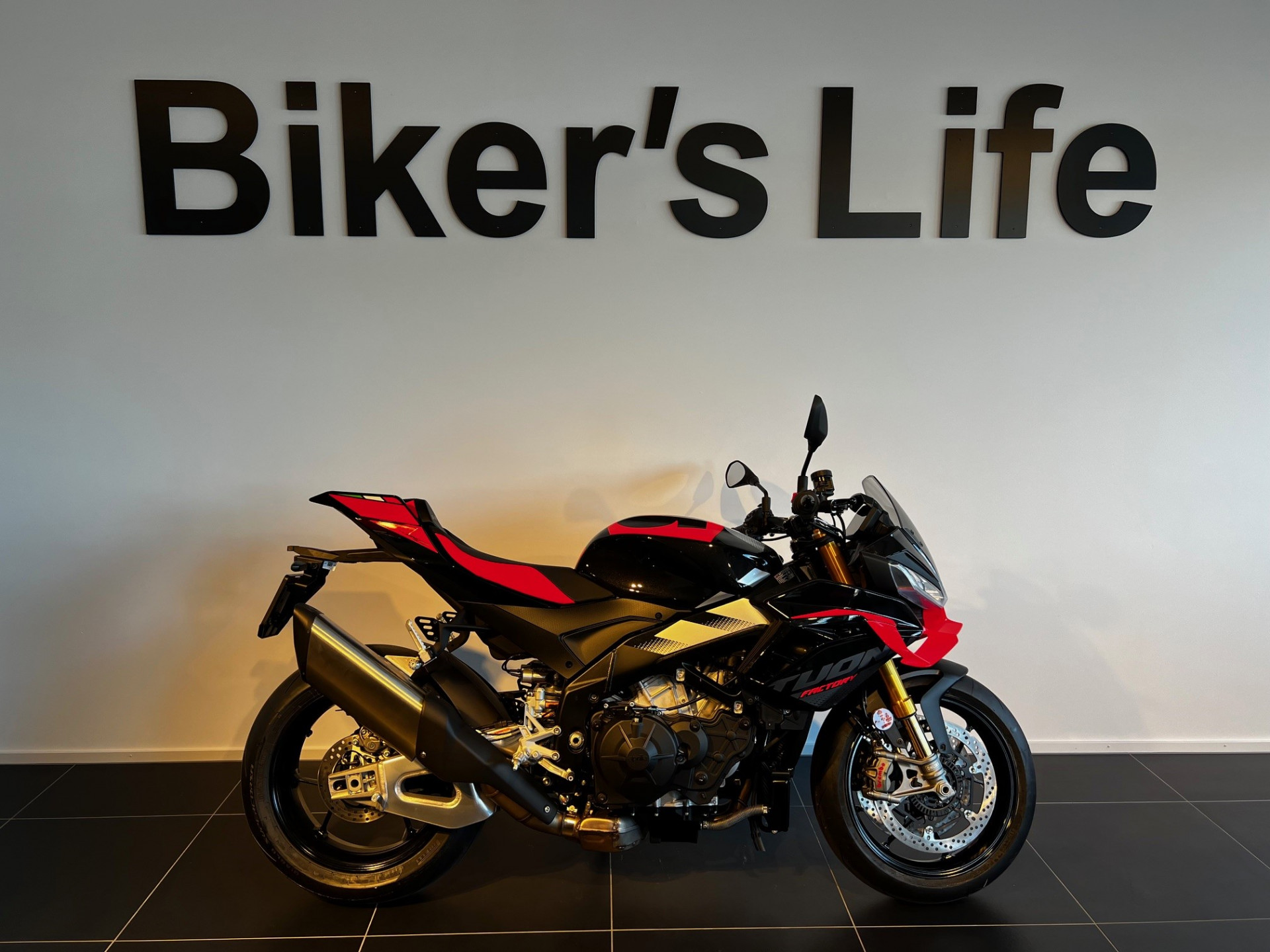 APRILIA Tuono V4 1100 Factory-image-0