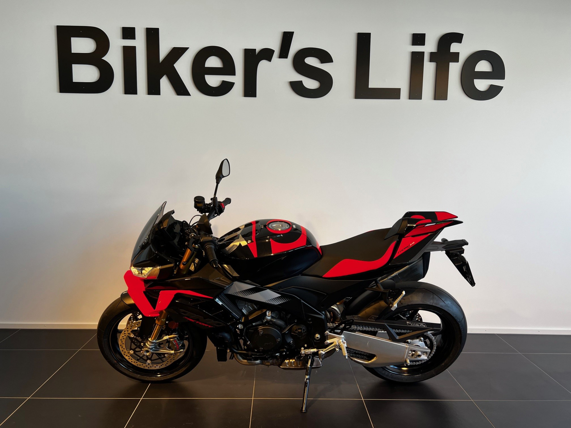 APRILIA Tuono V4 1100 Factory-image-1
