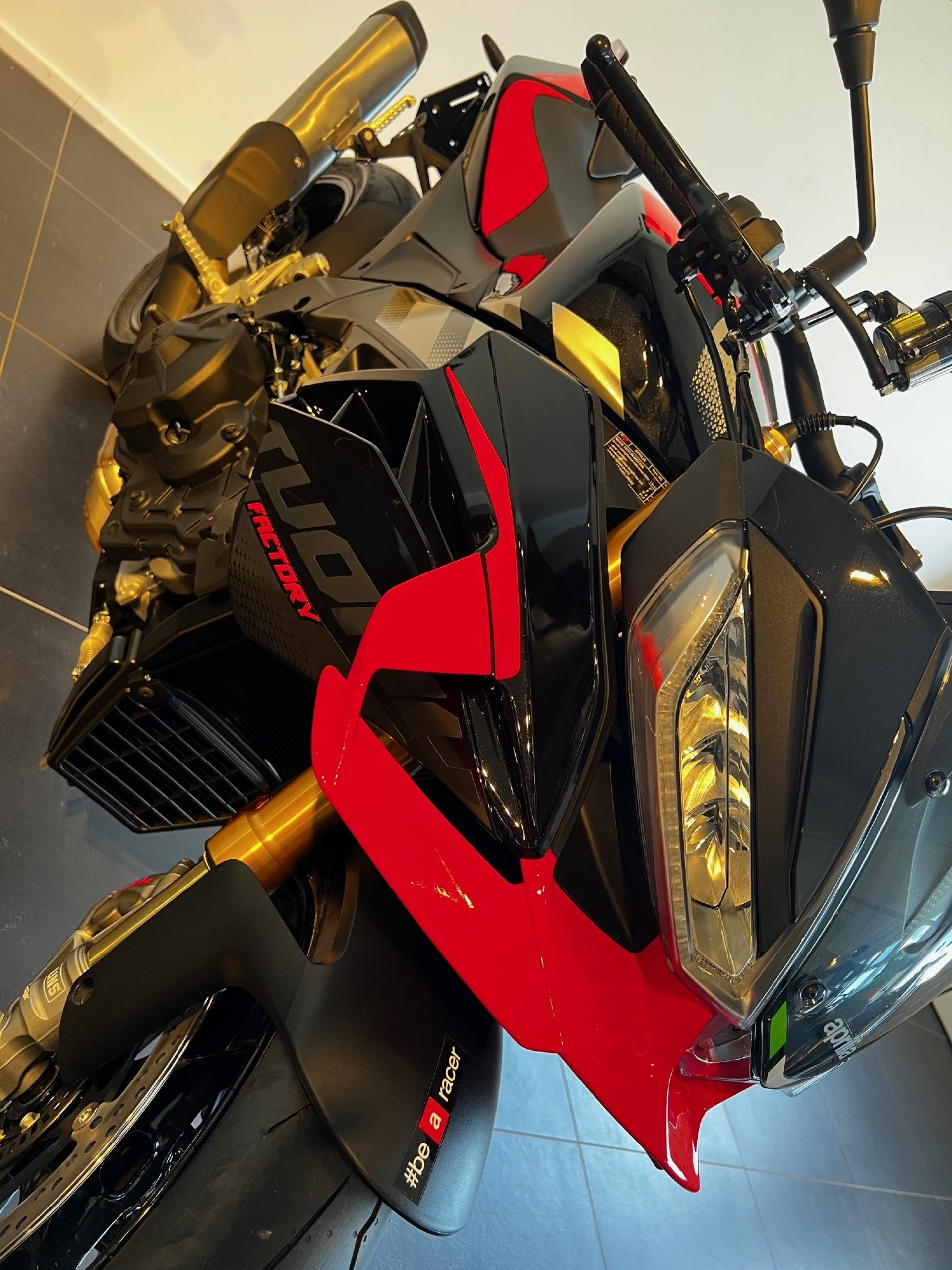 APRILIA Tuono V4 1100 Factory-image-3