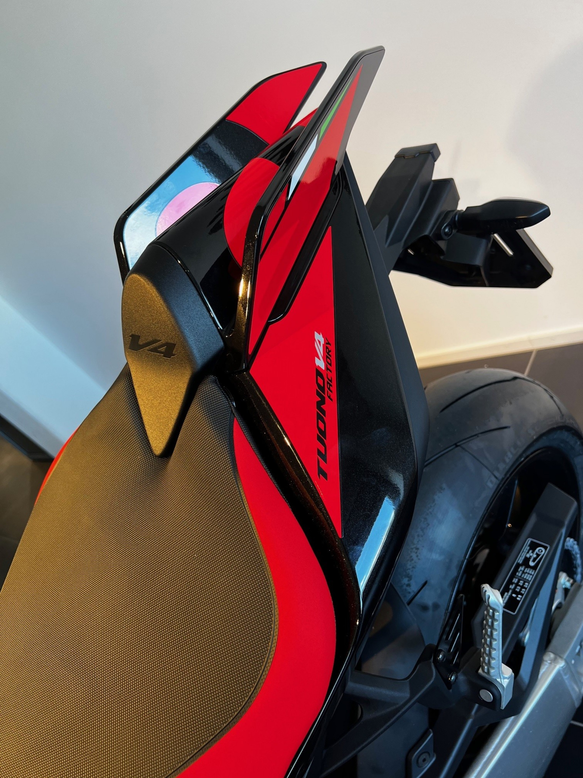 APRILIA Tuono V4 1100 Factory-image-4