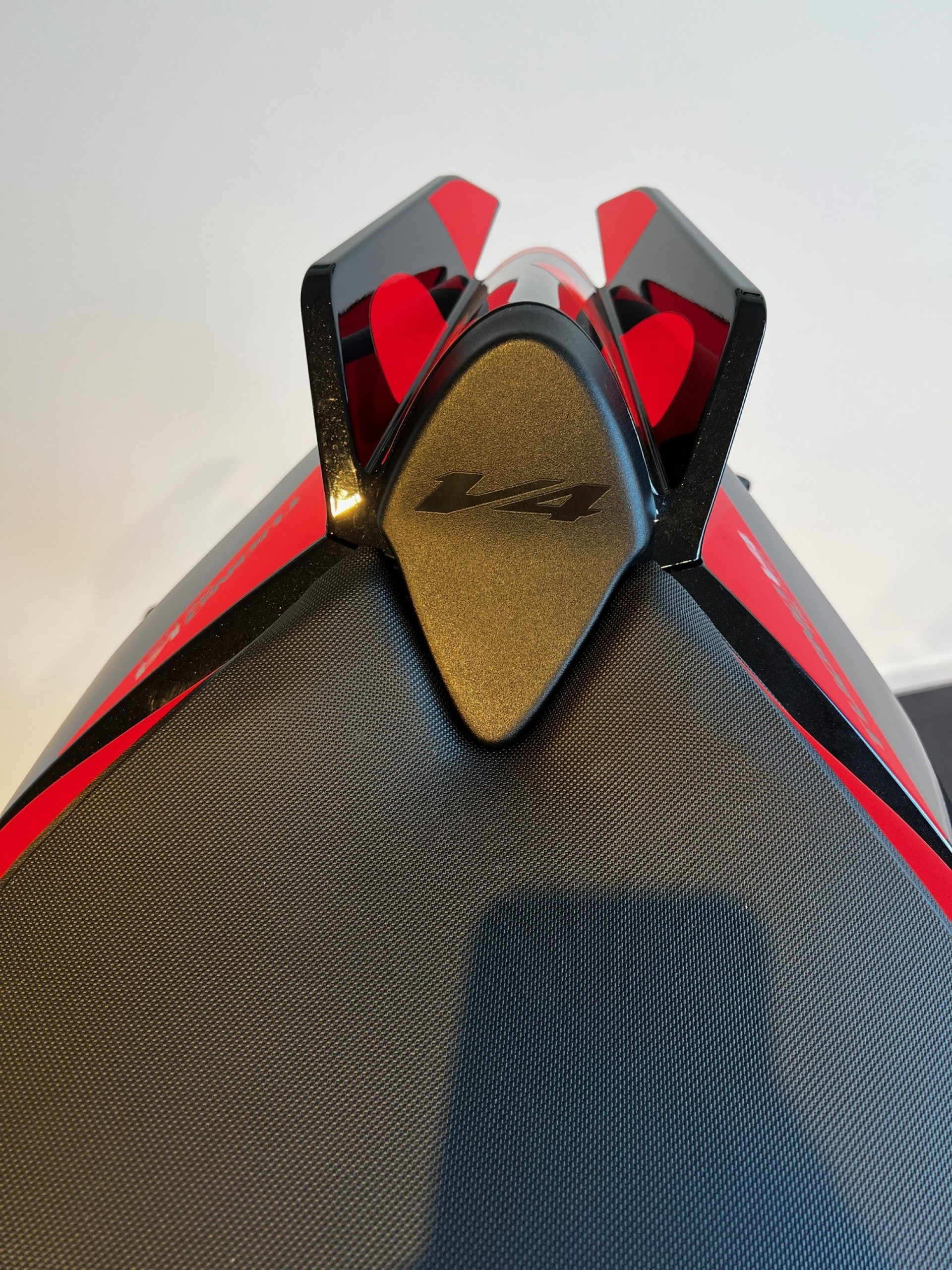 APRILIA Tuono V4 1100 Factory-image-2