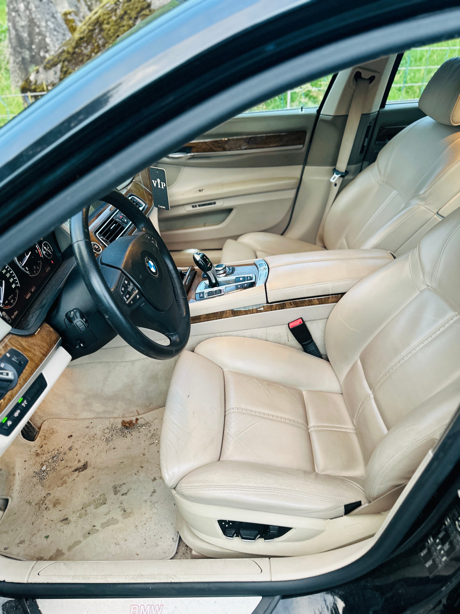 BMW 750i-image-8