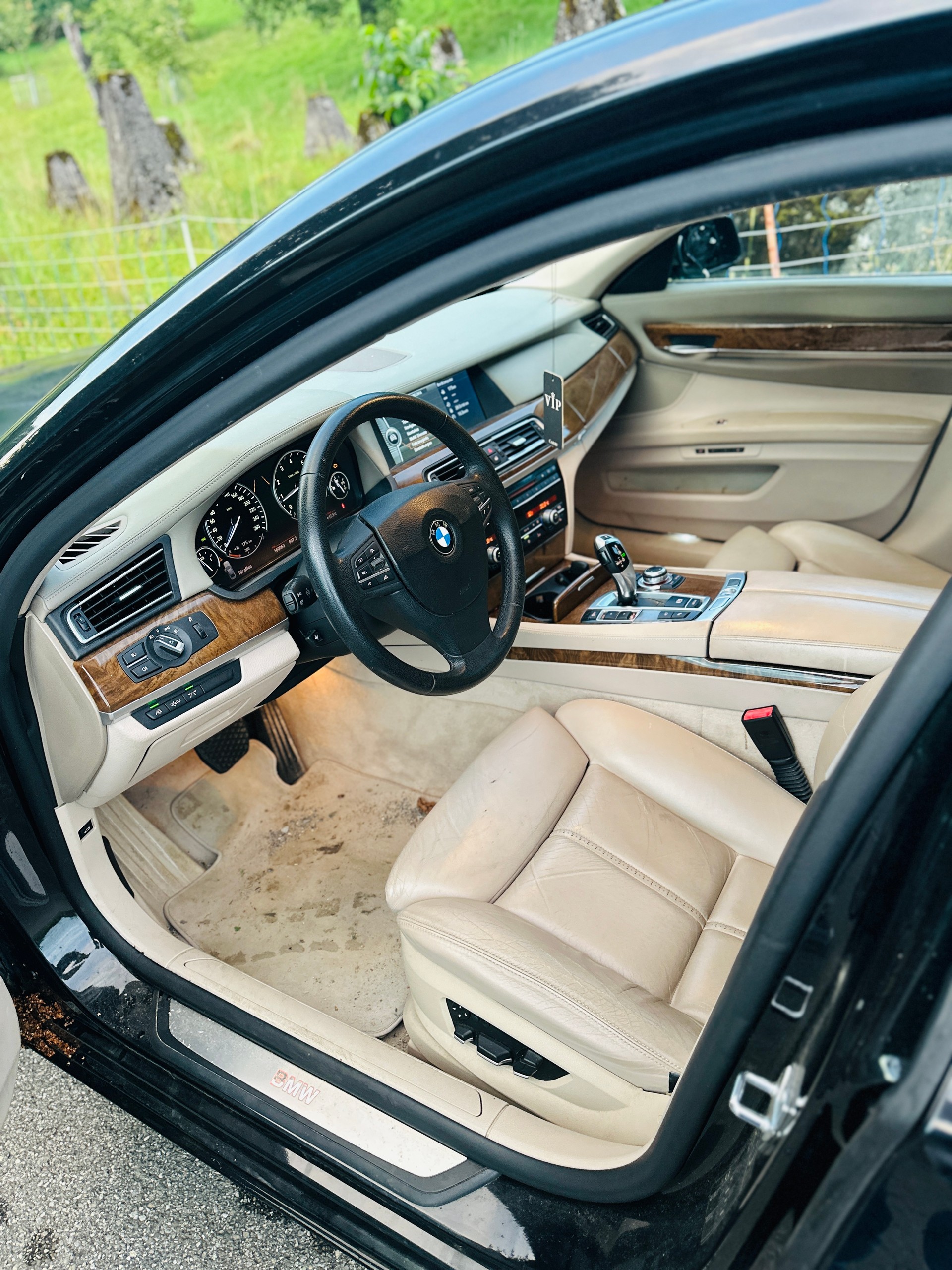 BMW 750i-image-9
