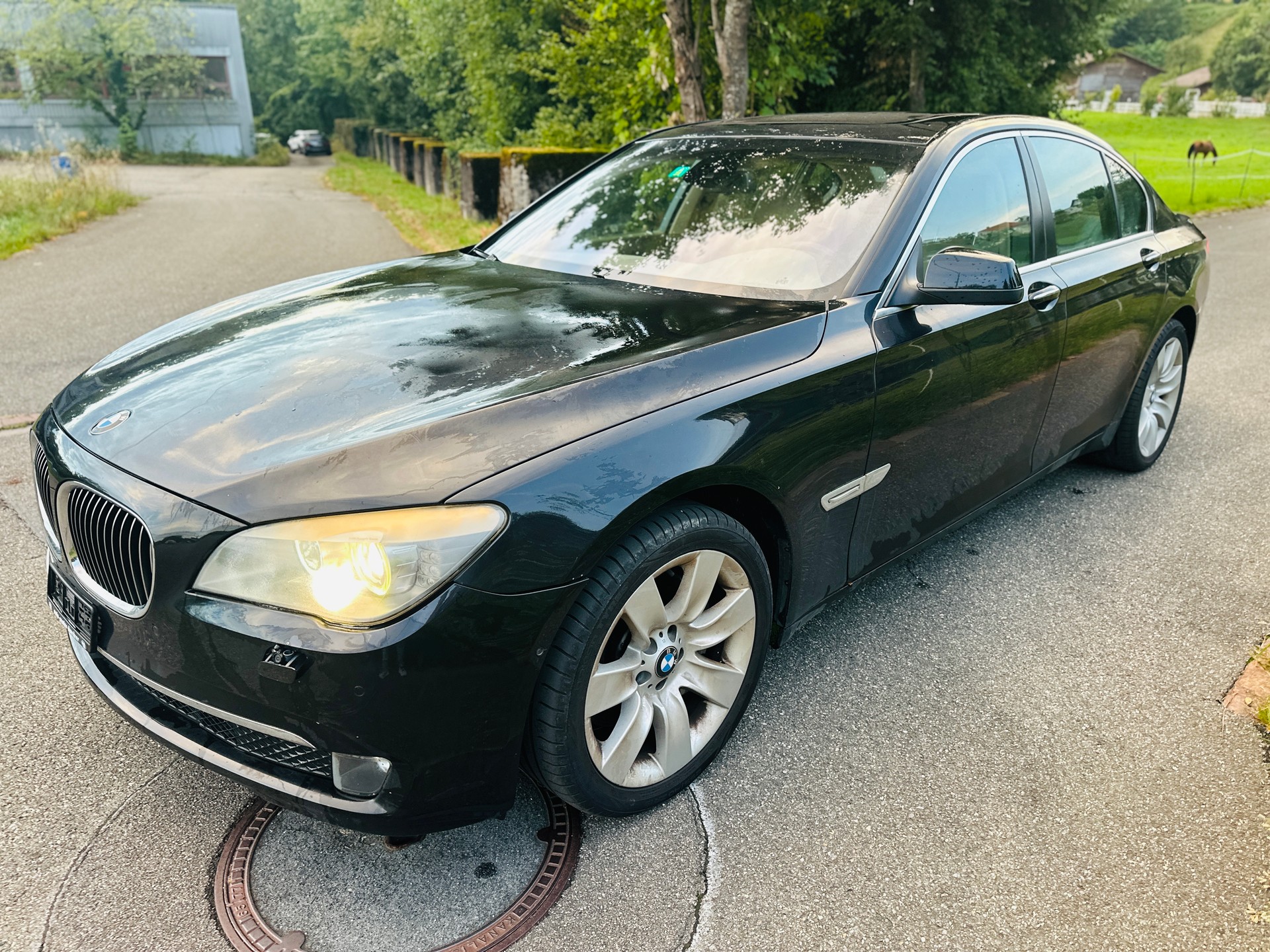 BMW 750i-image-3