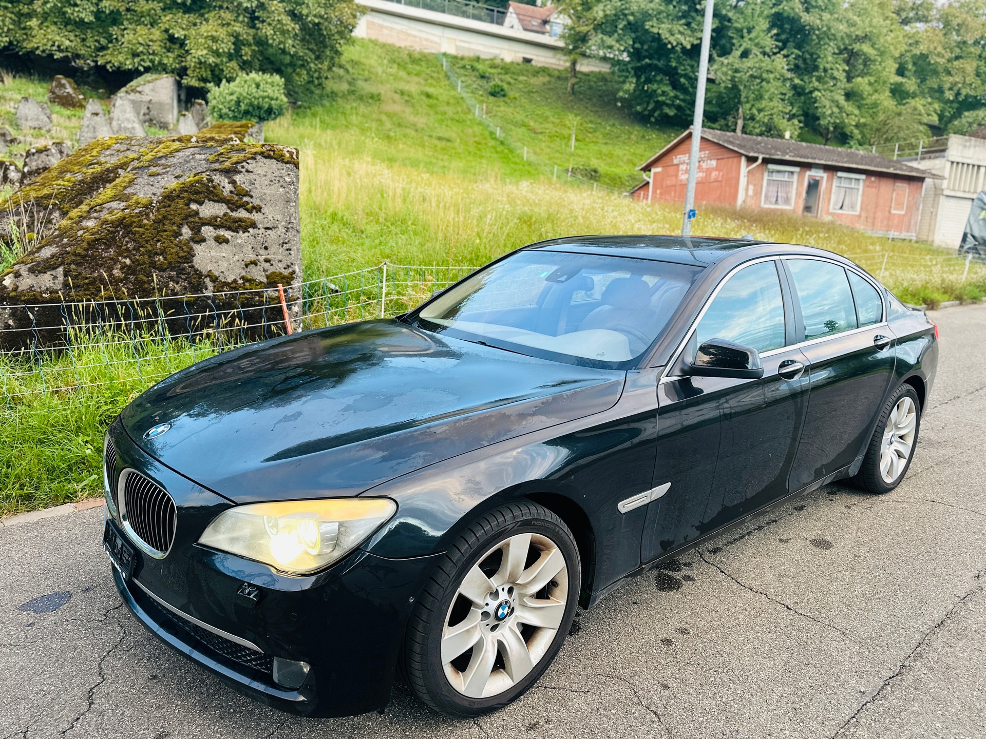 BMW 750i-image-2