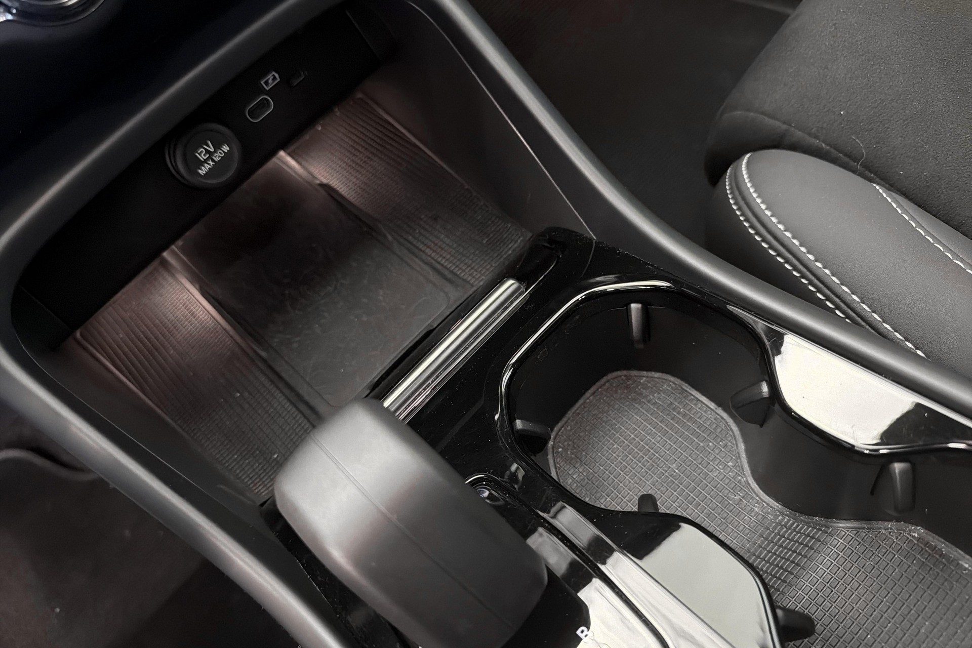 VOLVO C40 Recharge P8 Twin AWD Pure Electric Ultimate-image-14