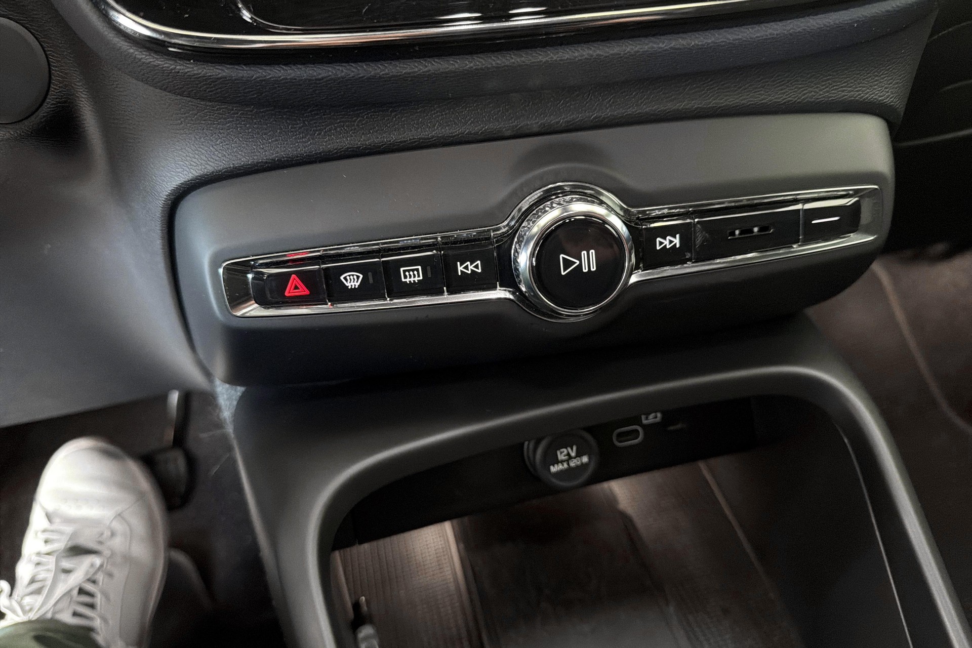 VOLVO C40 Recharge P8 Twin AWD Pure Electric Ultimate-image-13