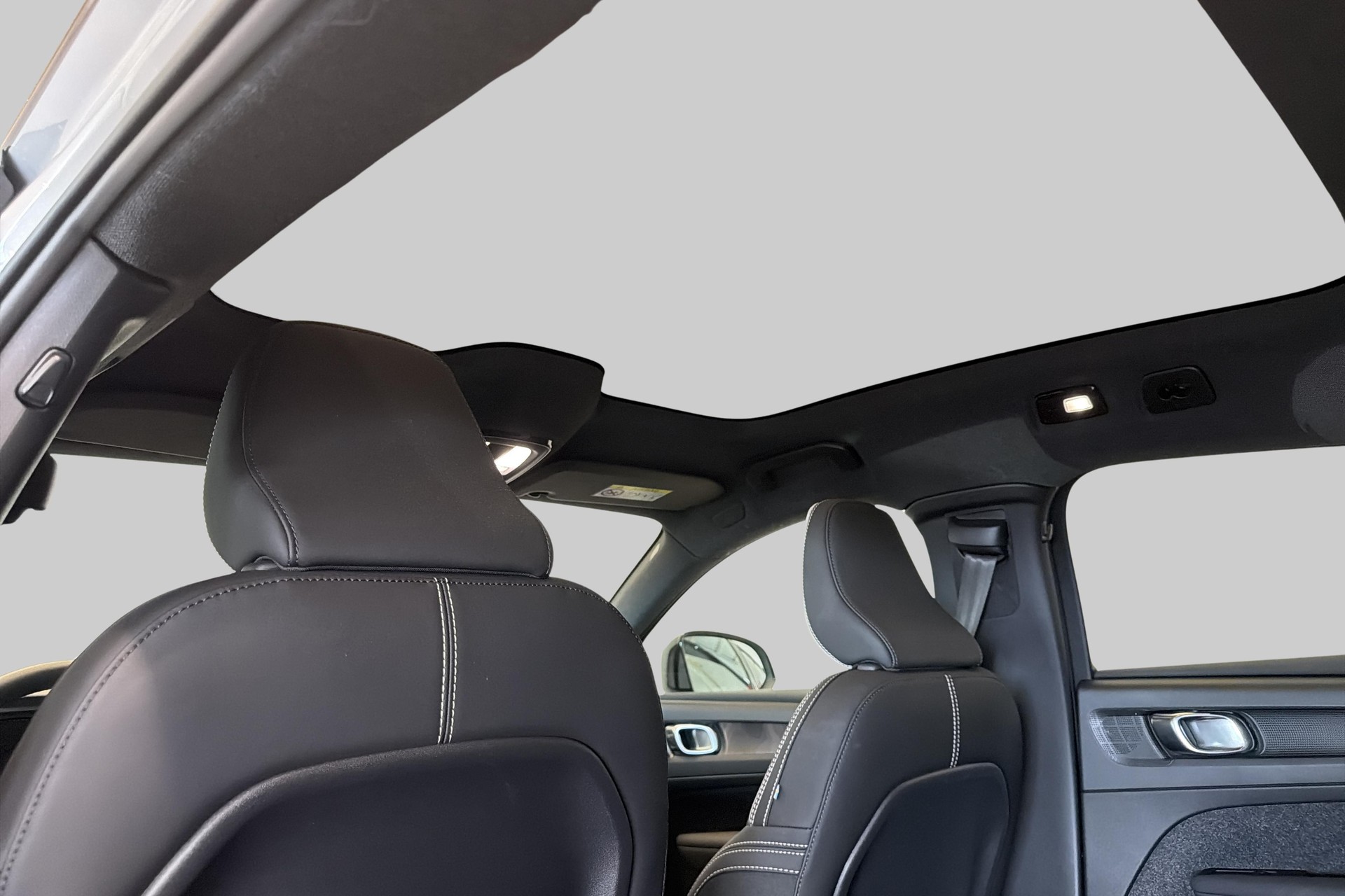 VOLVO C40 Recharge P8 Twin AWD Pure Electric Ultimate-image-18