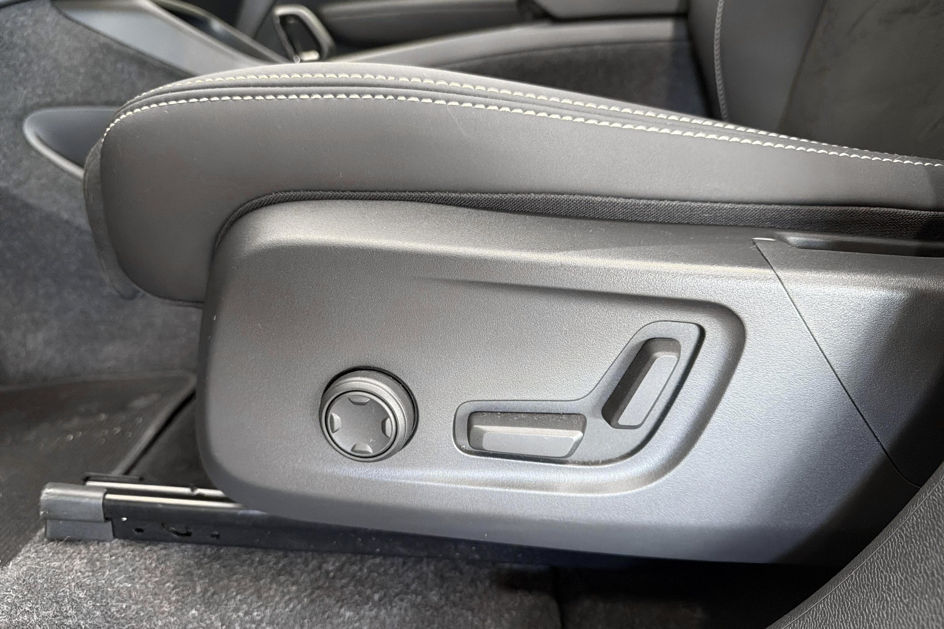 VOLVO C40 Recharge P8 Twin AWD Pure Electric Ultimate-image-11