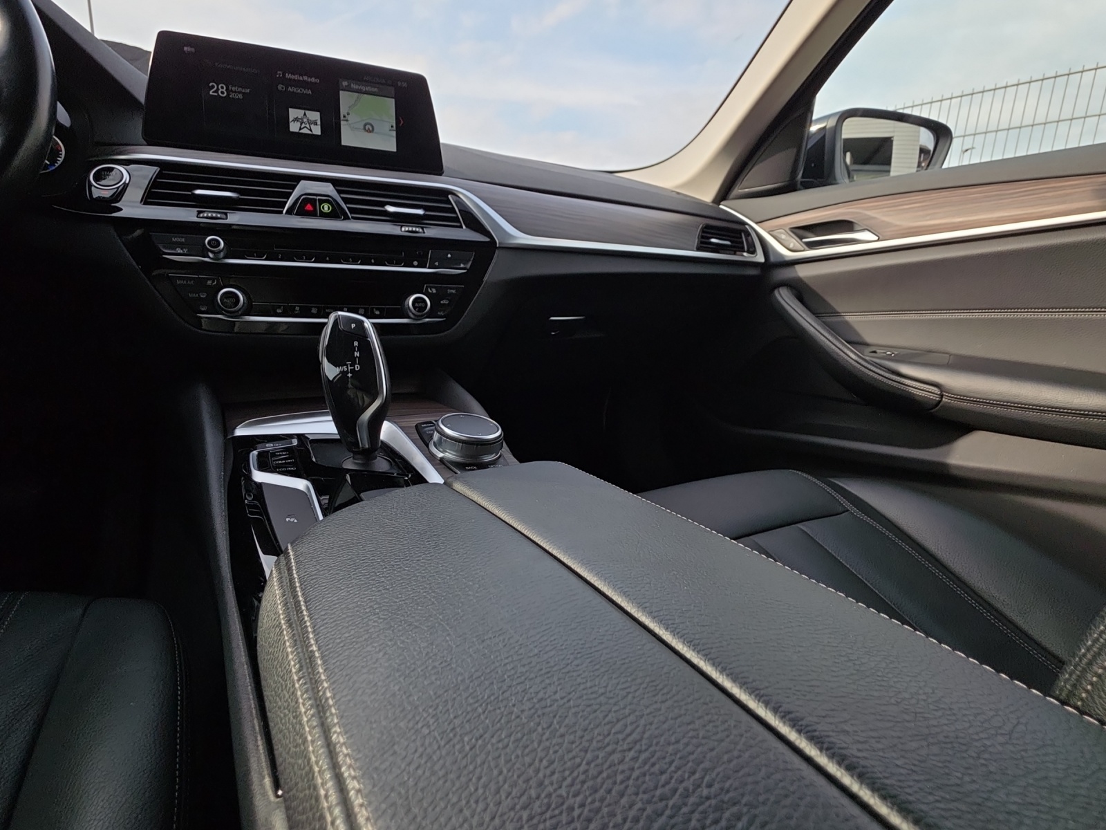 BMW 540i xDrive Touring Steptronic-image-12