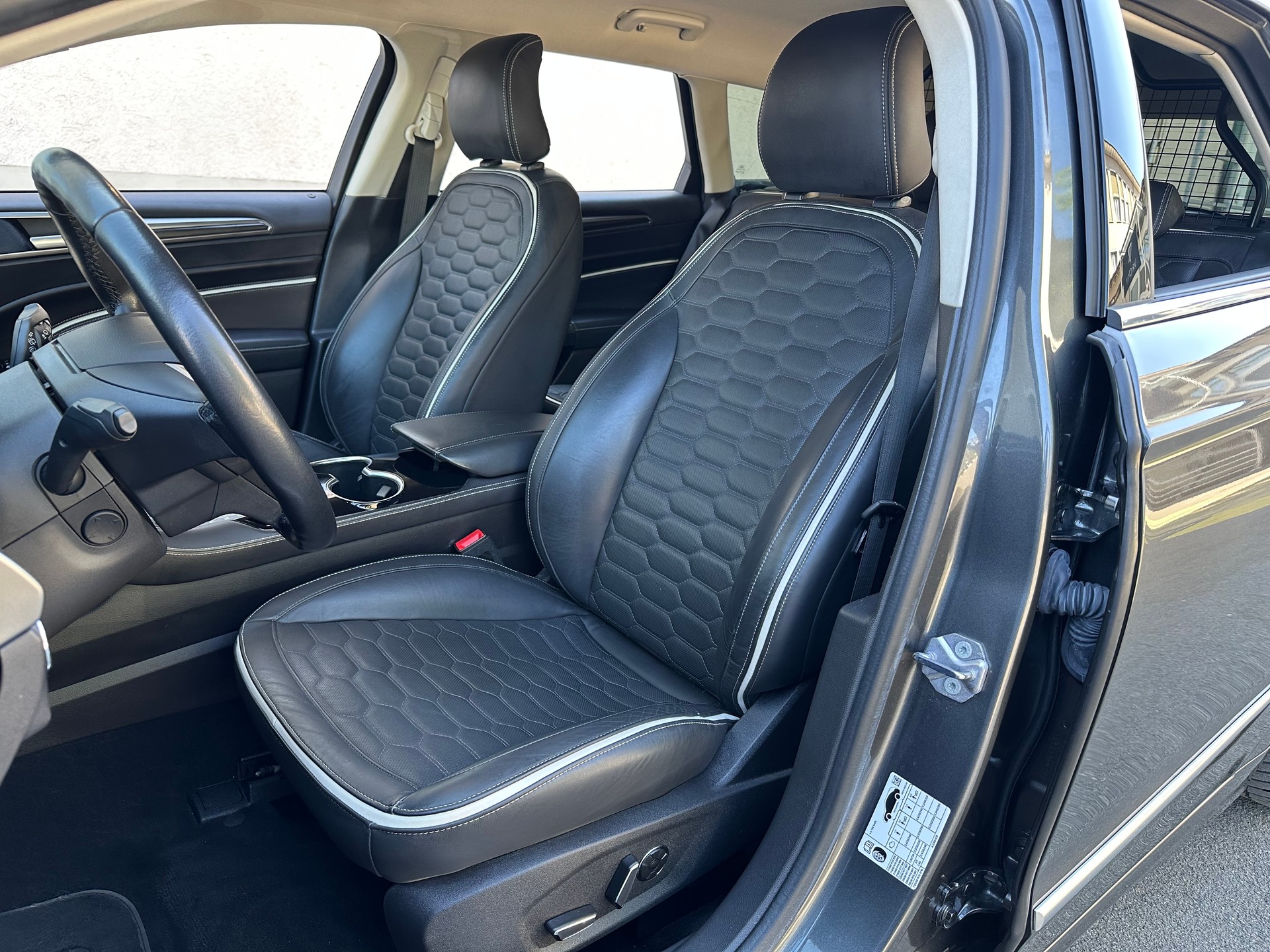 FORD Mondeo 2.0 Vignale HEV eCVT-image-12