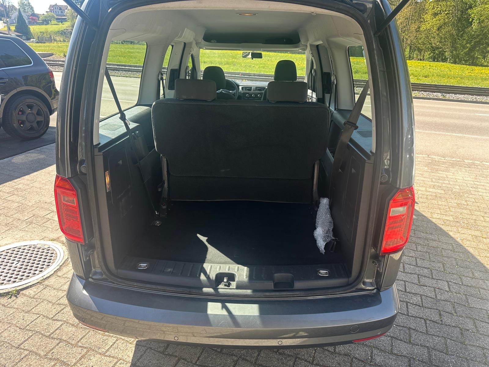 VW Caddy Maxi 2.0 TDI Trendline 4Motion-image-6