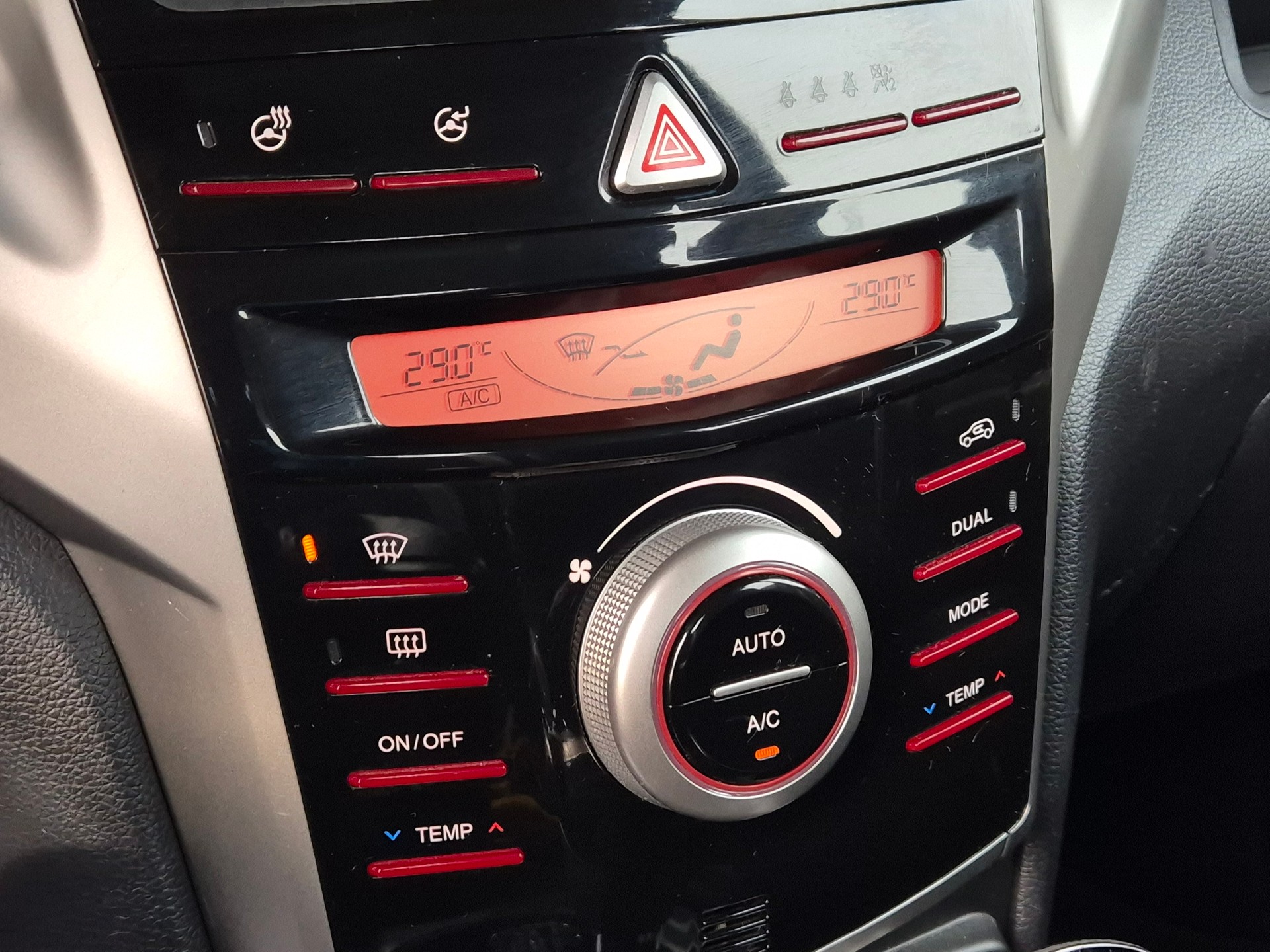 KGM-SsangYong TIVOLI 1.6 EXDI ME LIMITED EDITION 4WD AUTOMATIC-image-17