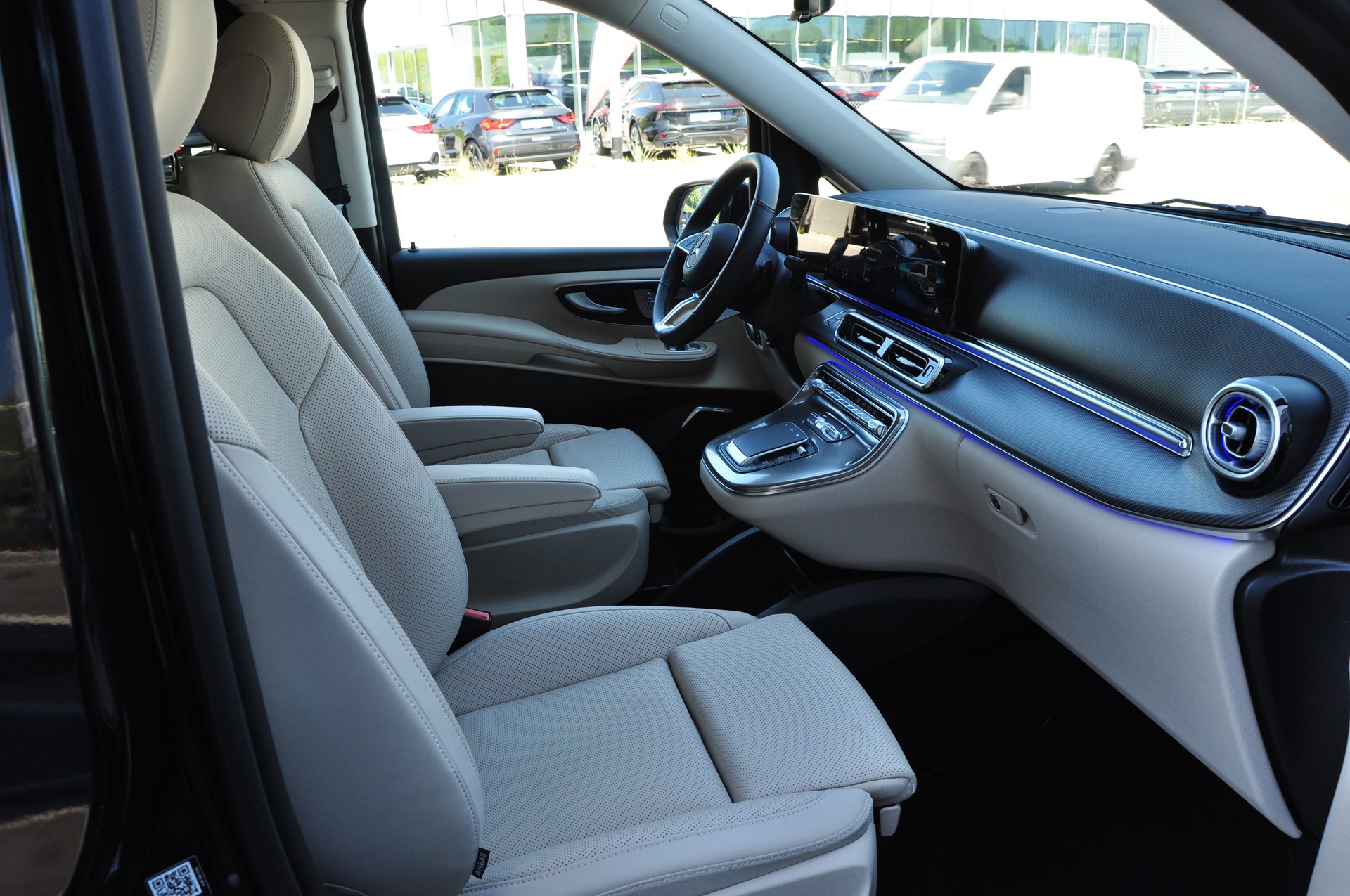 MERCEDES-BENZ V 300 d extralang 4Matic 9G-Tronic Swiss Edition AMG Line-image-13