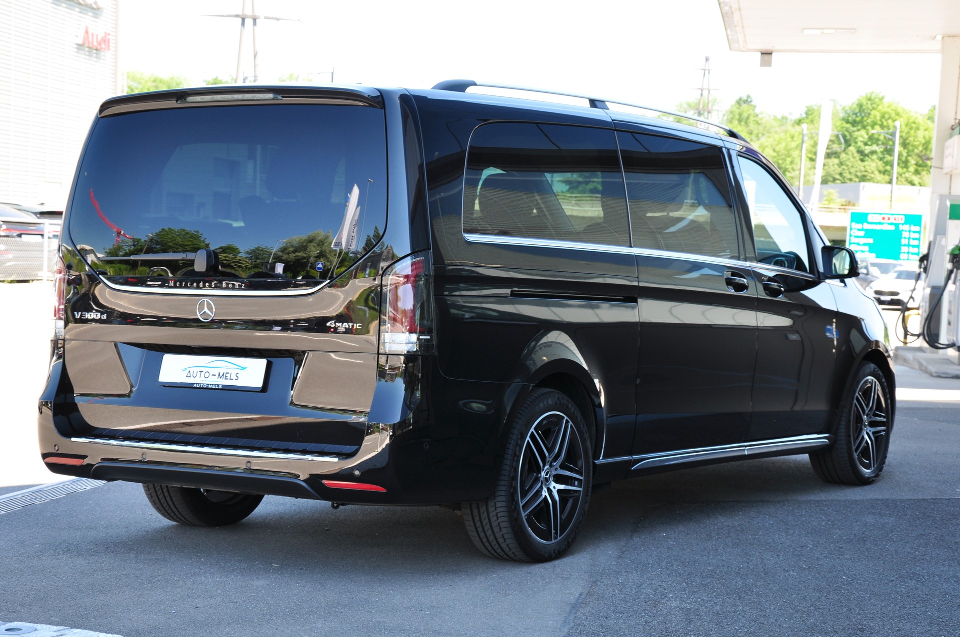 MERCEDES-BENZ V 300 d extralang 4Matic 9G-Tronic Swiss Edition AMG Line-image-6