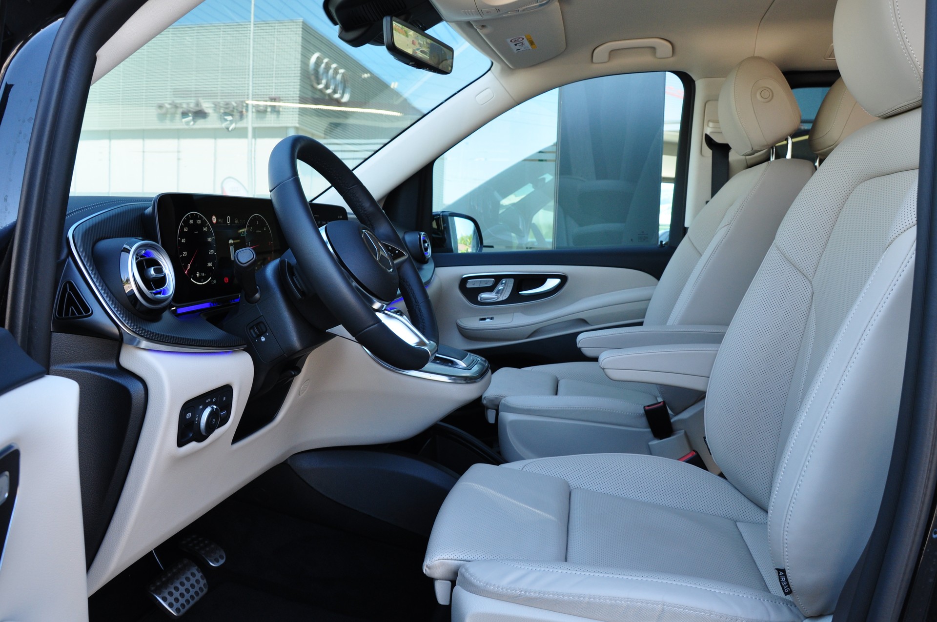 MERCEDES-BENZ V 300 d extralang 4Matic 9G-Tronic Swiss Edition AMG Line-image-16