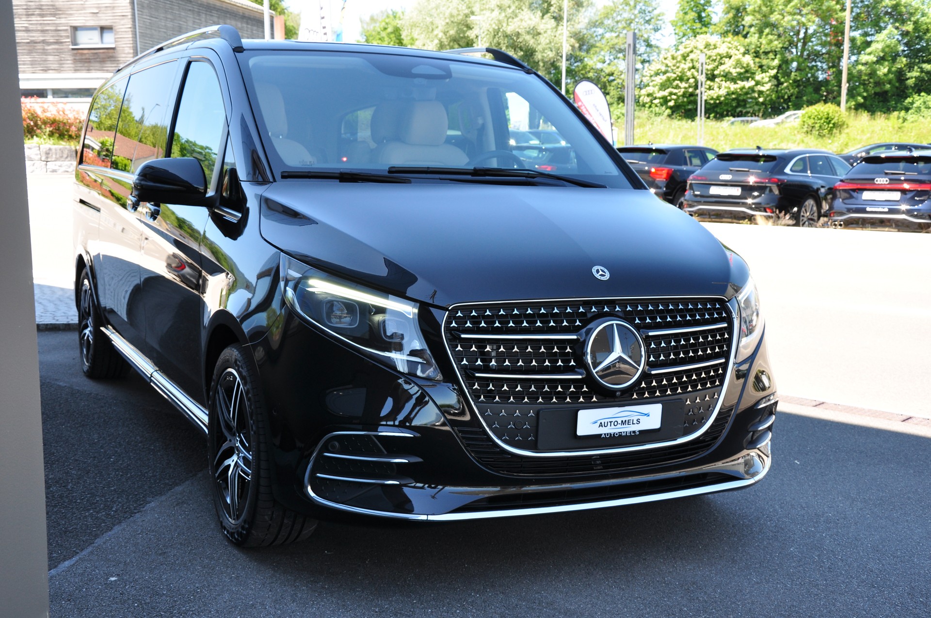MERCEDES-BENZ V 300 d extralang 4Matic 9G-Tronic Swiss Edition AMG Line-image-9