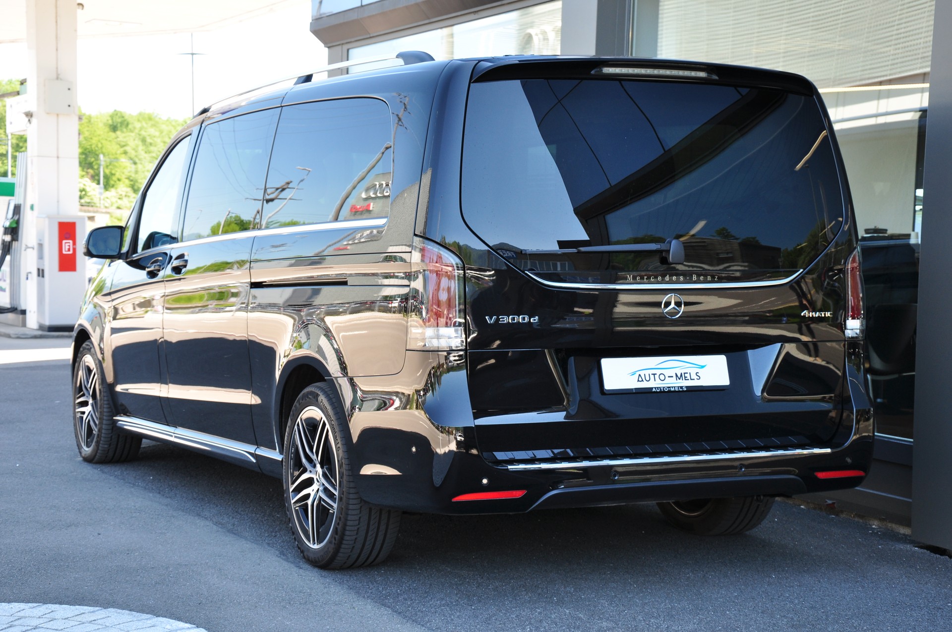 MERCEDES-BENZ V 300 d extralang 4Matic 9G-Tronic Swiss Edition AMG Line-image-5