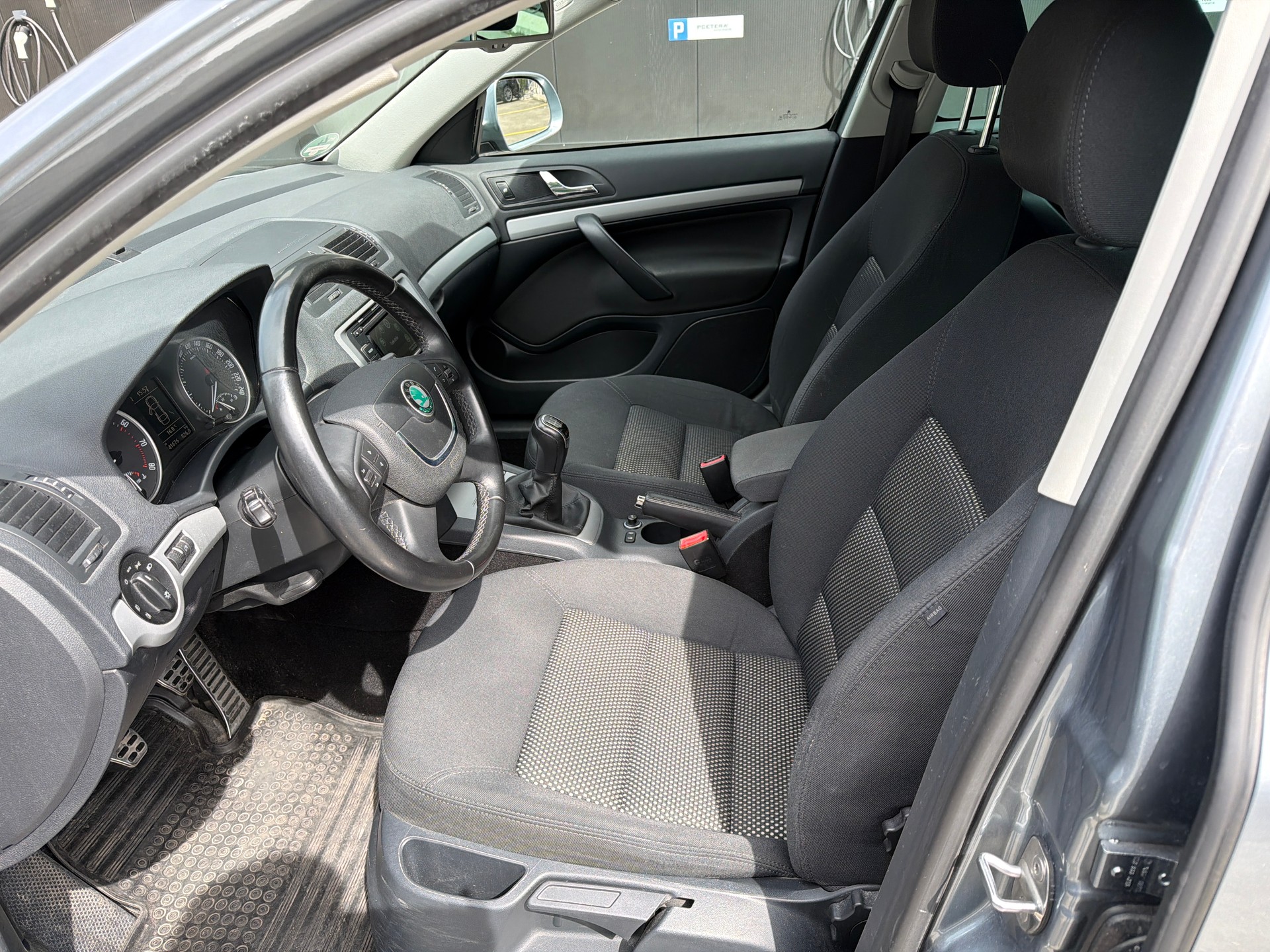 SKODA Octavia Combi 1.8 TSI Elegance 4x4-image-9