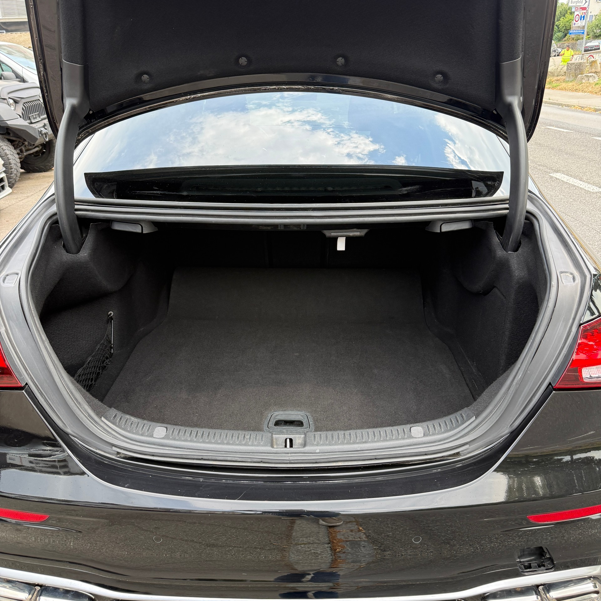 MERCEDES-BENZ E 200 AMG 63s Optik 9G-Tronic-image-14
