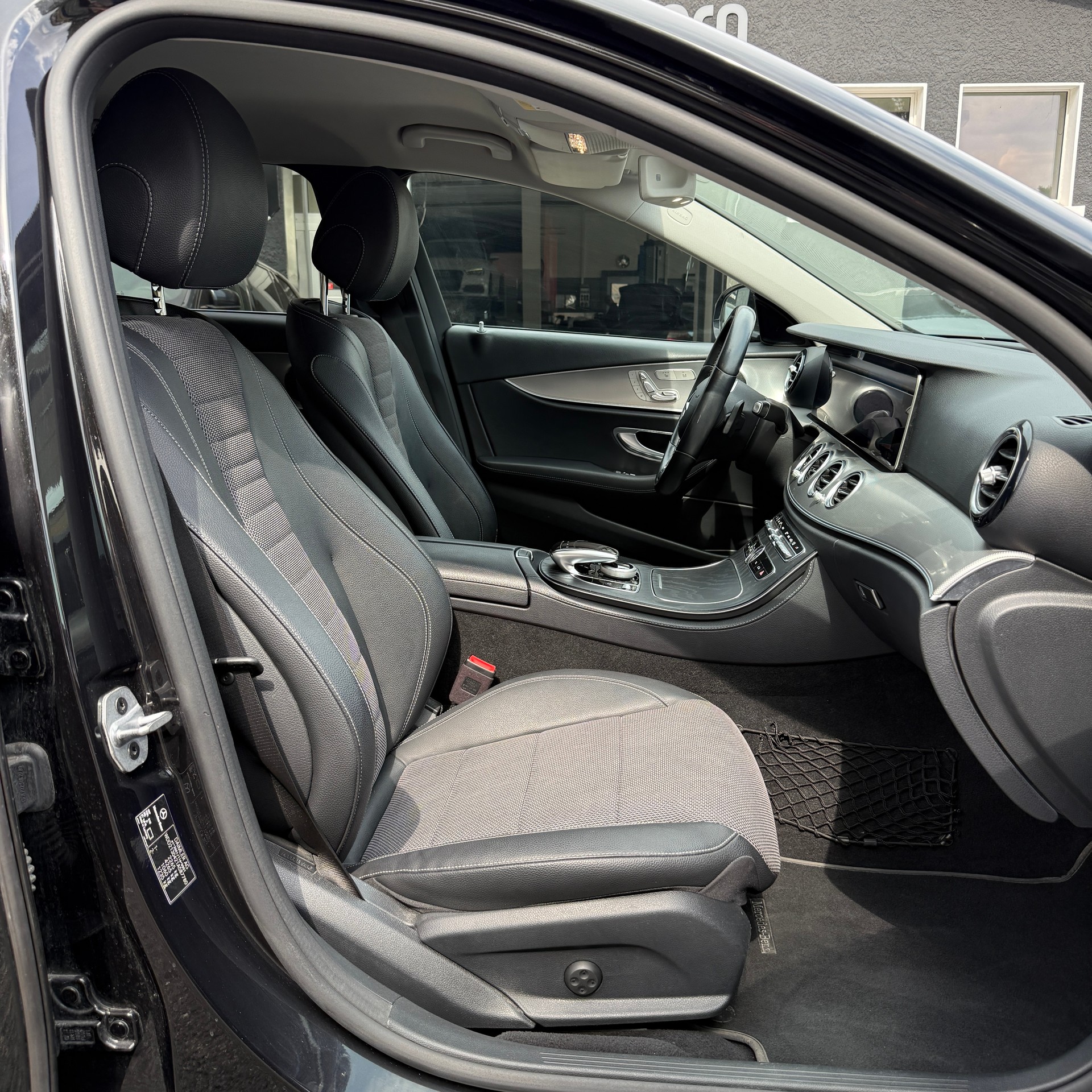 MERCEDES-BENZ E 200 AMG 63s Optik 9G-Tronic-image-13
