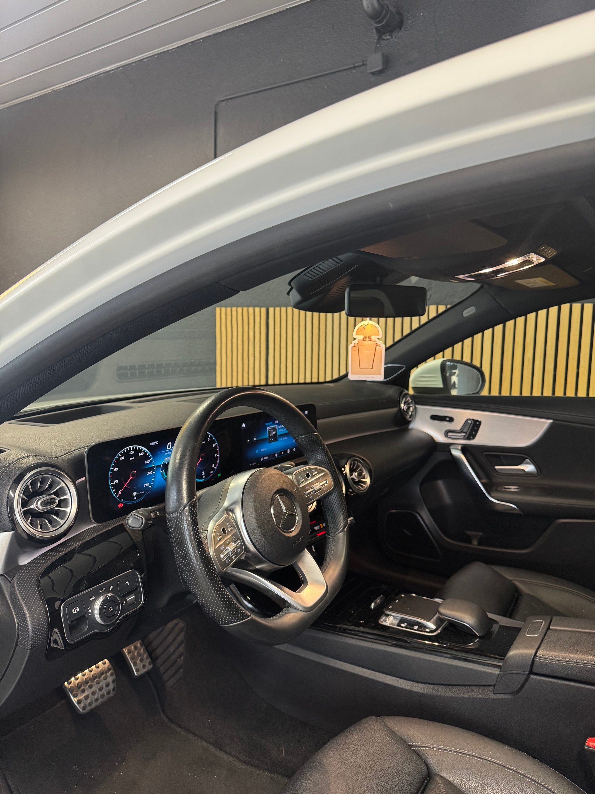 MERCEDES-BENZ A 200 AMG Line 7G-DCT-image-5