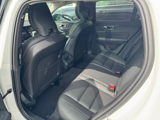 VOLVO V60 2.0 B4 Plus Dark-image-10