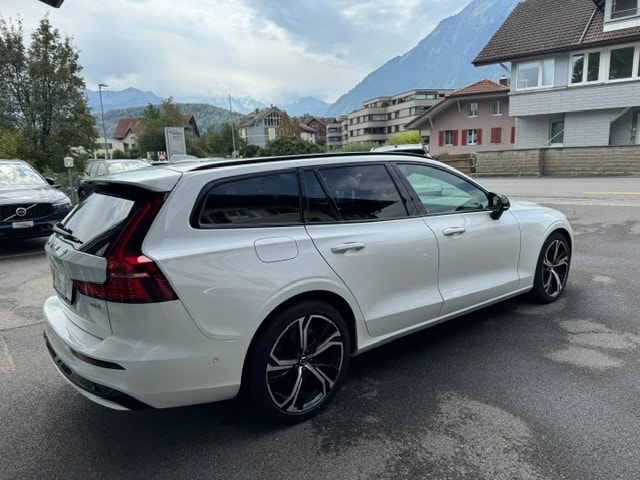 VOLVO V60 2.0 B4 Plus Dark-image-2