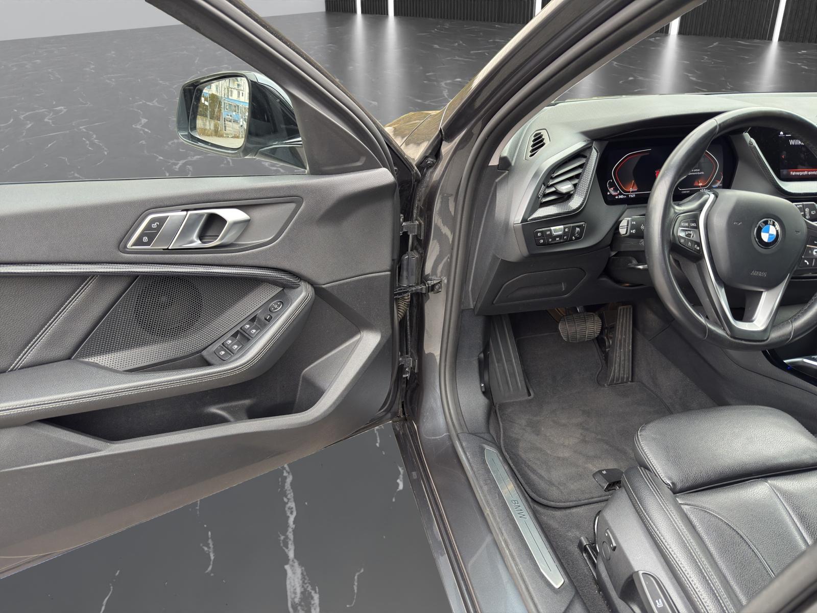 BMW 118i-image-9