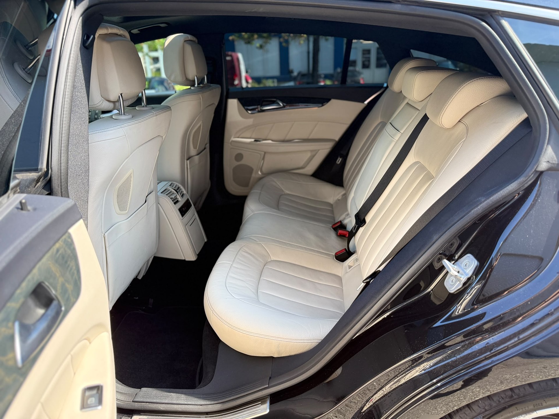 MERCEDES-BENZ CLS 500 V8 4matic Shooting Brake-image-10