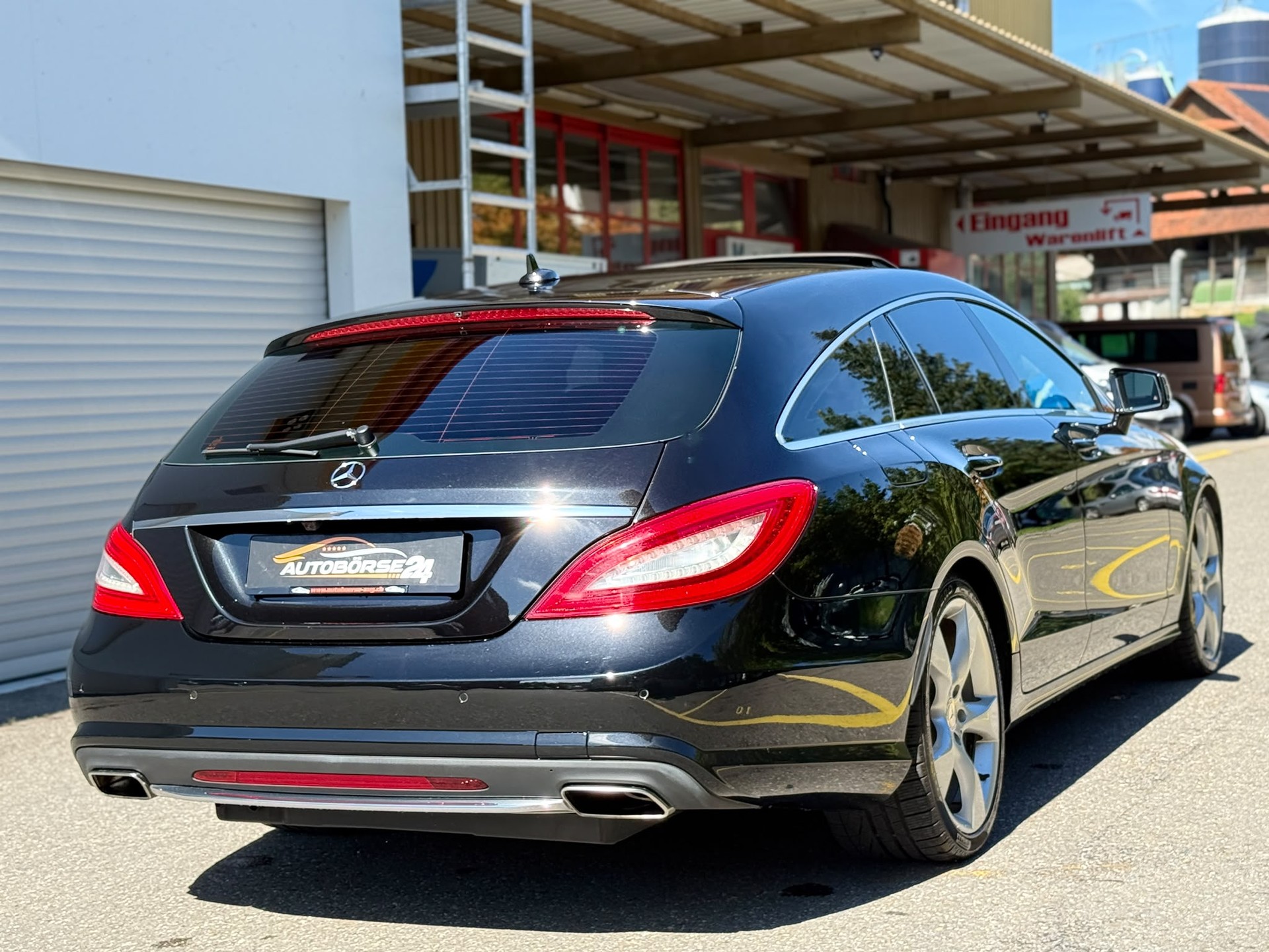 MERCEDES-BENZ CLS 500 V8 4matic Shooting Brake-image-4