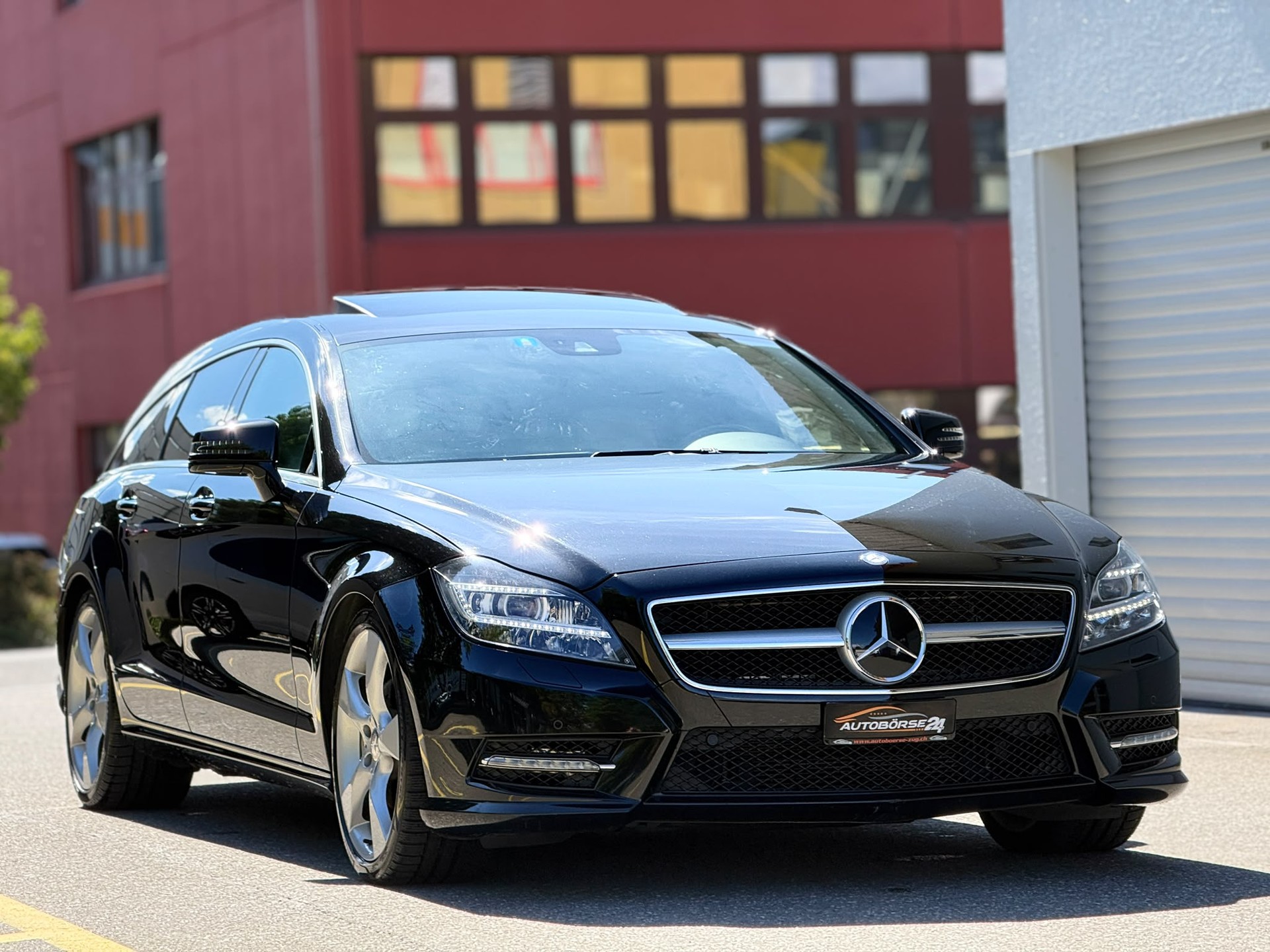 MERCEDES-BENZ CLS 500 V8 4matic Shooting Brake-showroom-element-1