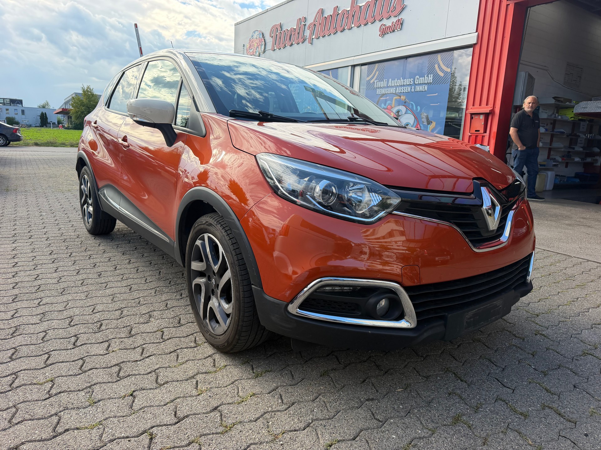 RENAULT Captur 1.2 T 16V Dynamique EDC-showroom-element-1