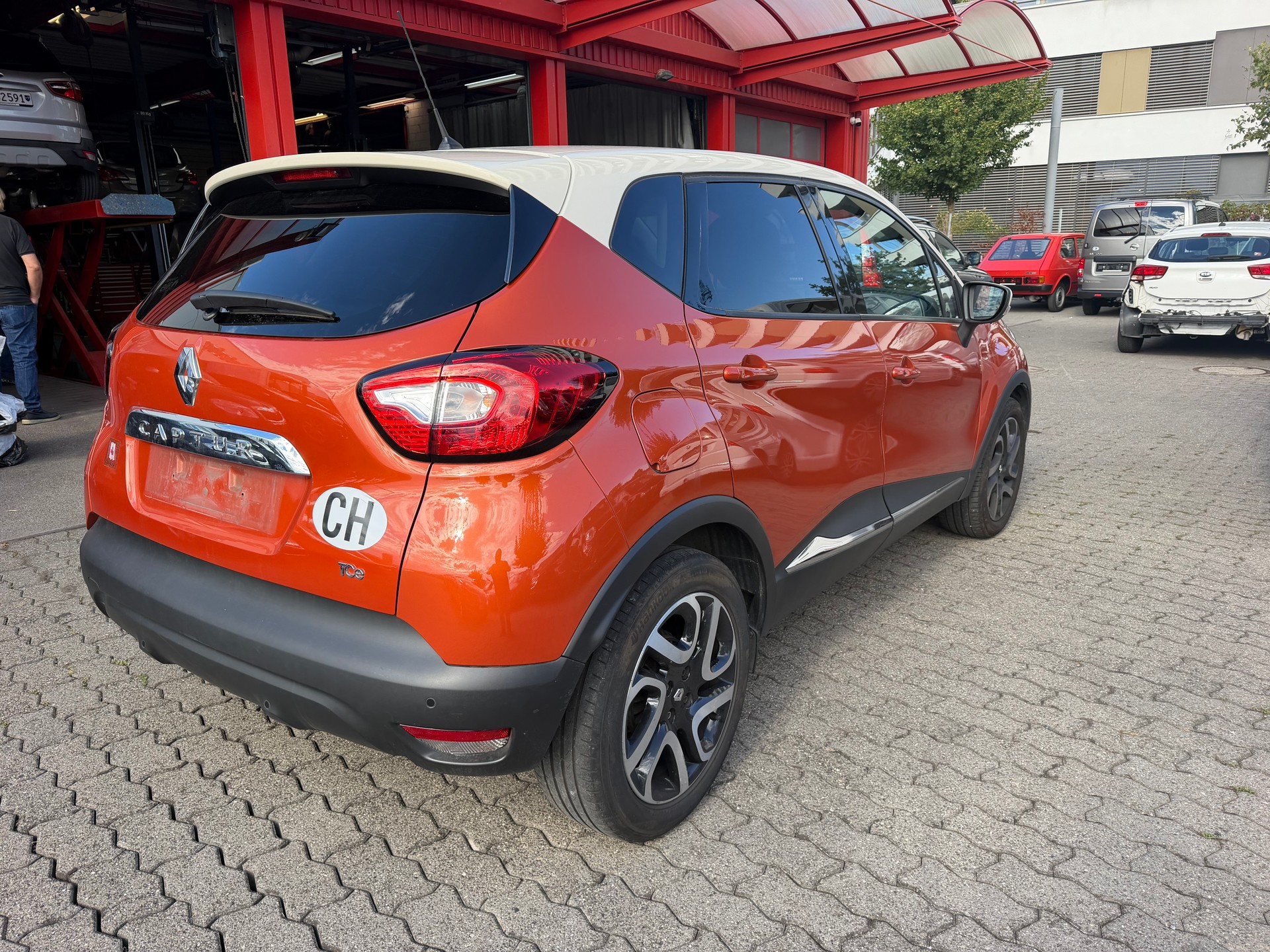 RENAULT Captur 1.2 T 16V Dynamique EDC-showroom-element-3