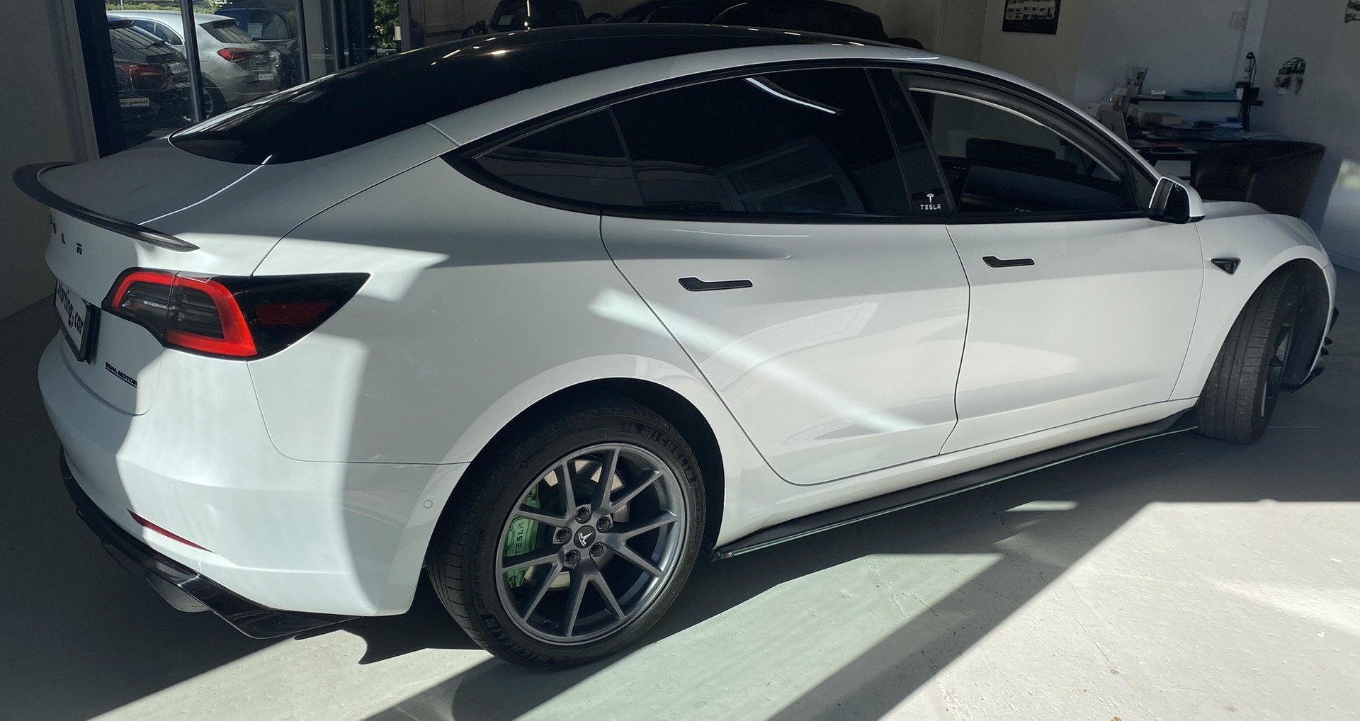TESLA Model 3 Long Range Dual Motor AWD-showroom-element-2