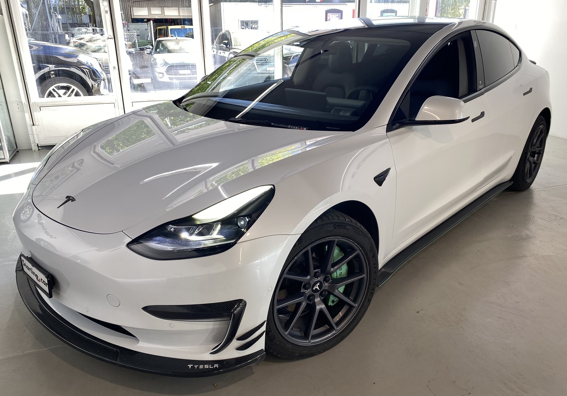TESLA Model 3 Long Range Dual Motor AWD-showroom-element-1