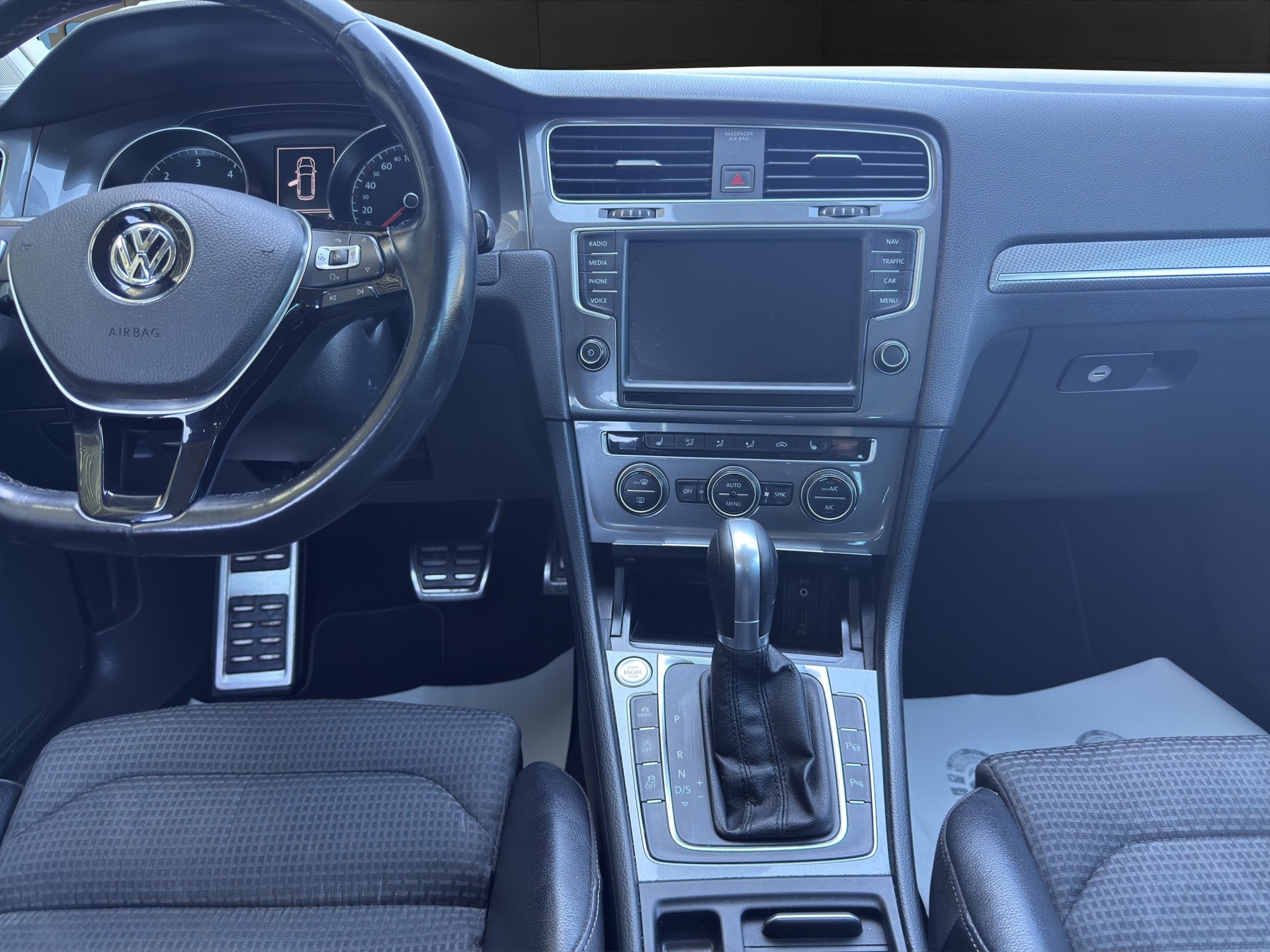 VW Golf 2.0 TDI Alltrack 4Motion-image-10