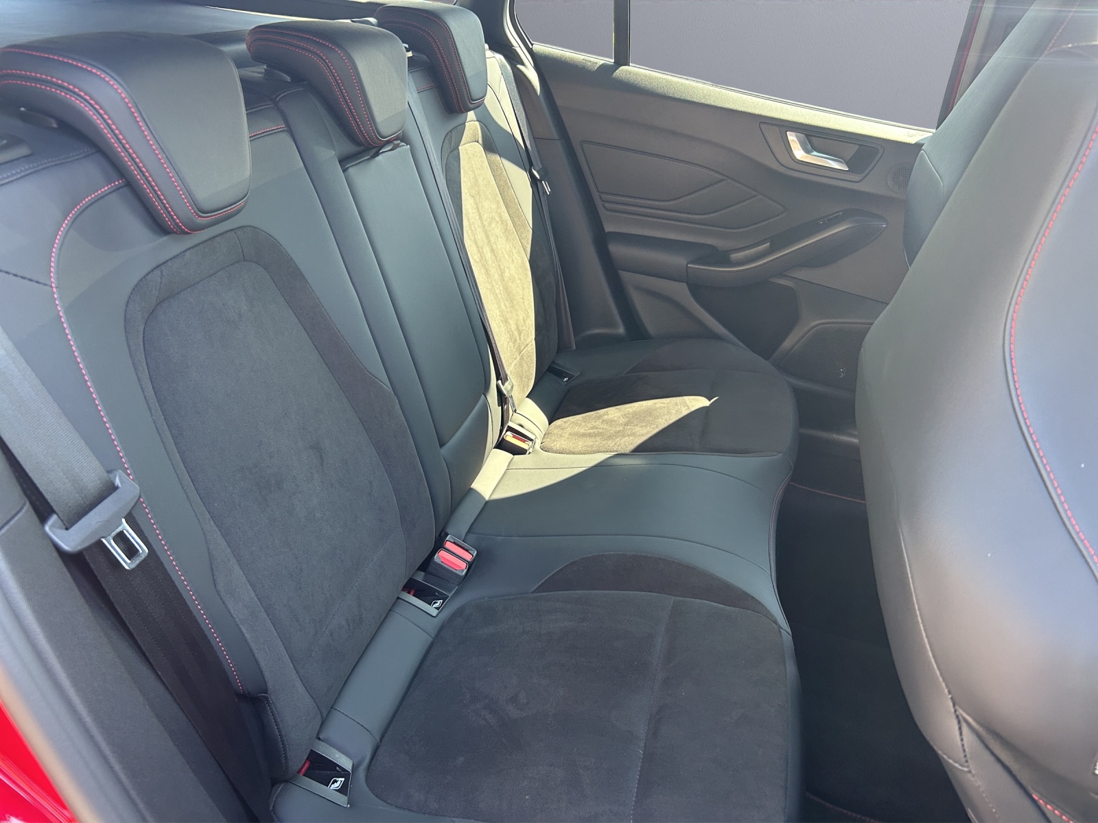 FORD Focus Station Wagon 2.3 EcoB ST X-image-12