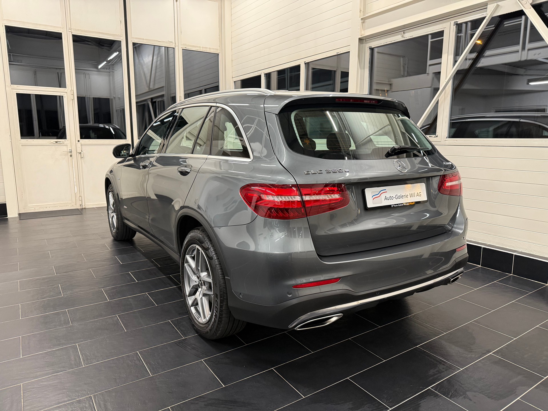 MERCEDES-BENZ GLC 350 e AMG Line 4Matic 7G-Tronic-showroom-element-3