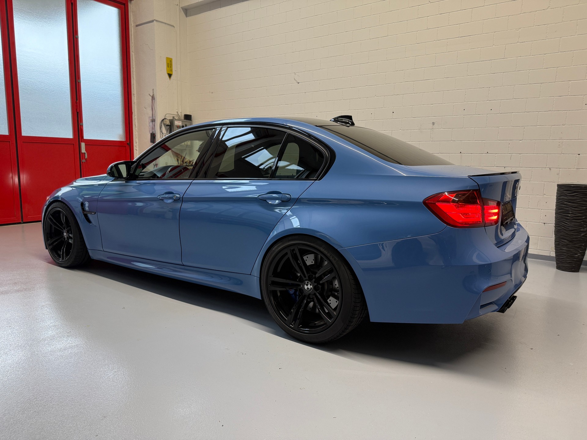 BMW M3 Drivelogic-showroom-element-2