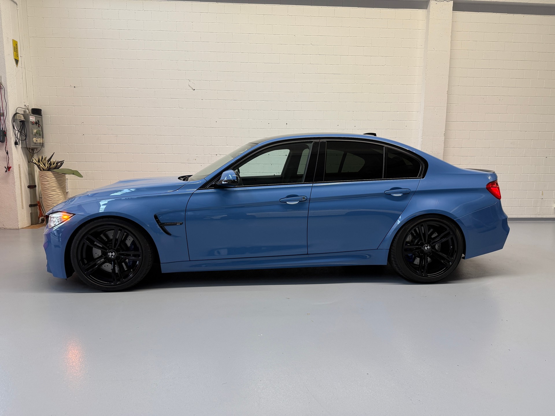 BMW M3 Drivelogic-showroom-element-1
