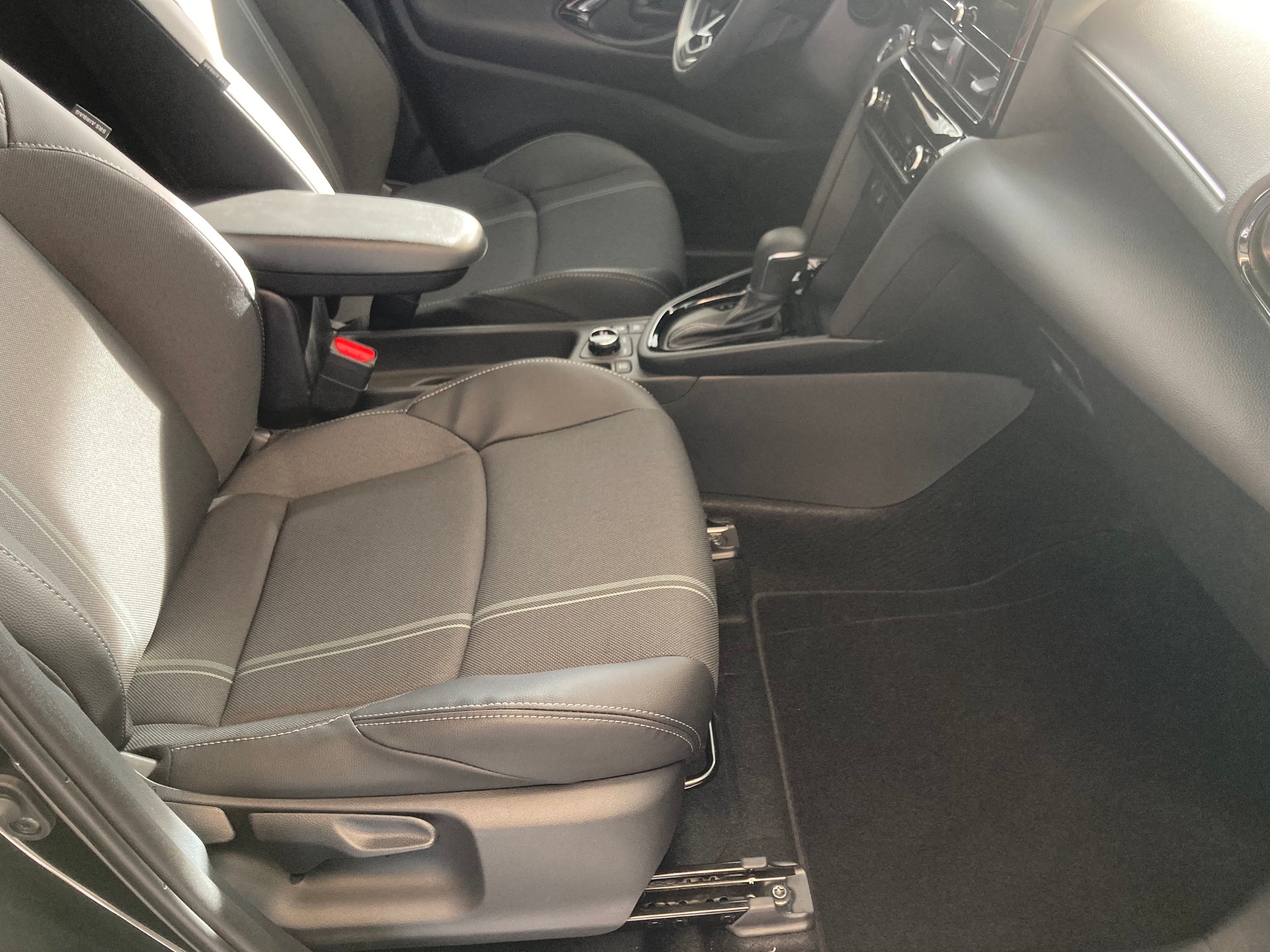 TOYOTA Yaris Cross 1.5 Premium AWDi e-CVT-image-13