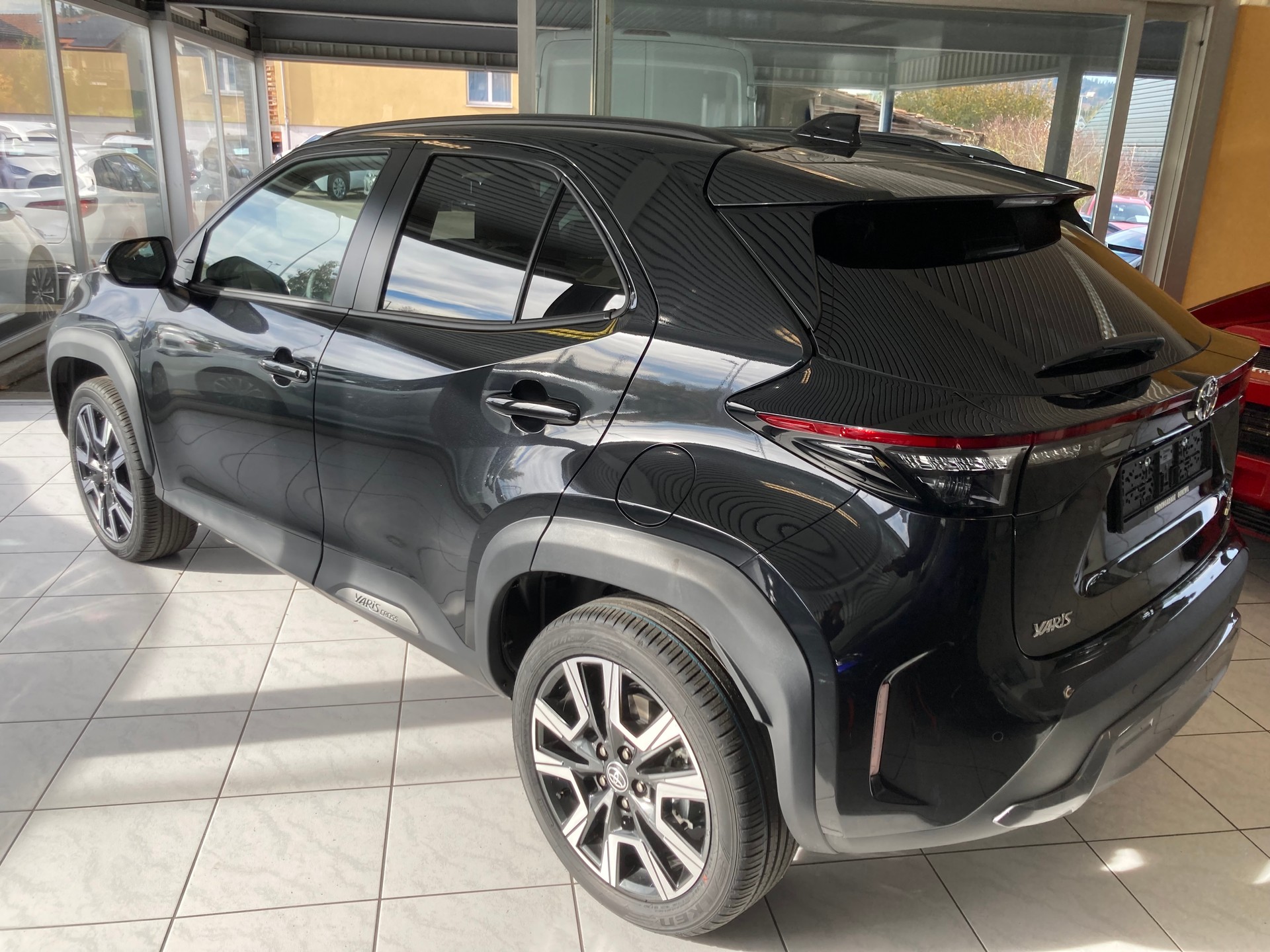 TOYOTA Yaris Cross 1.5 Premium AWDi e-CVT-image-5